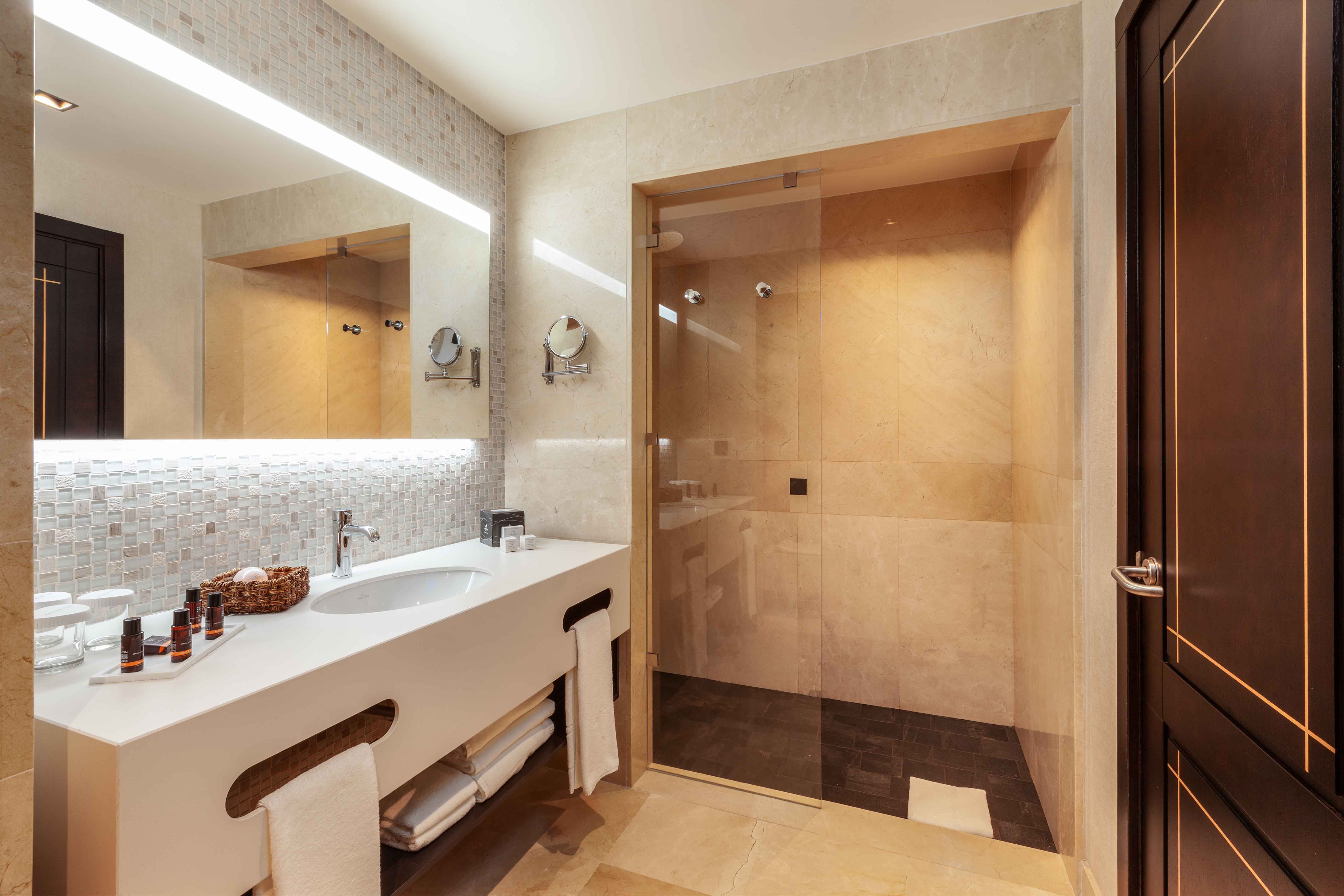 baño habitación unique deluxe resort lopesan costa meloneras