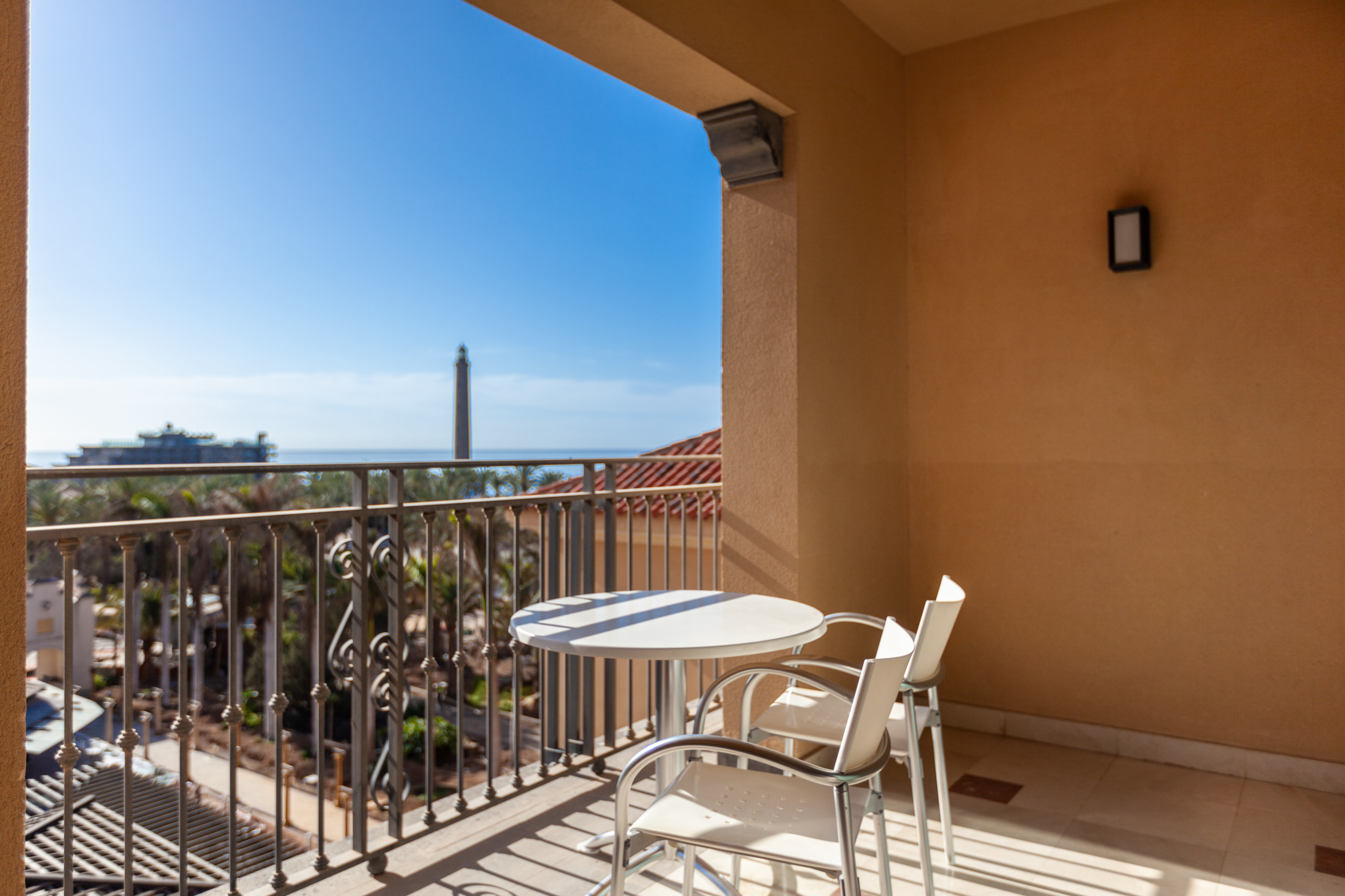 terraza-habitacion-deluxe-resort-lopesan-costa-meloneras