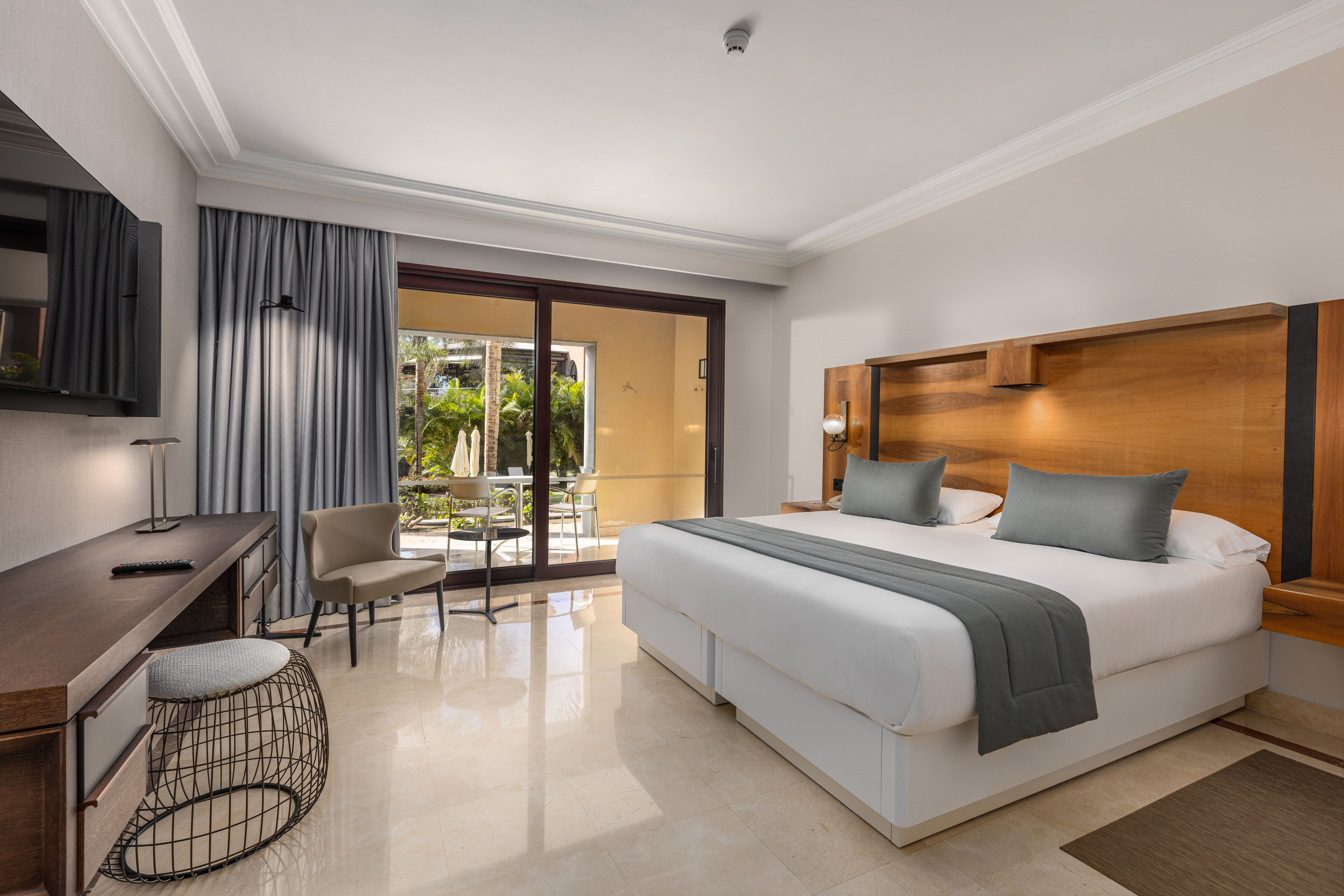 cama-habitacion-unique-deluxe-adaptada-lopesan-costa-meloneras-resort-&-spa