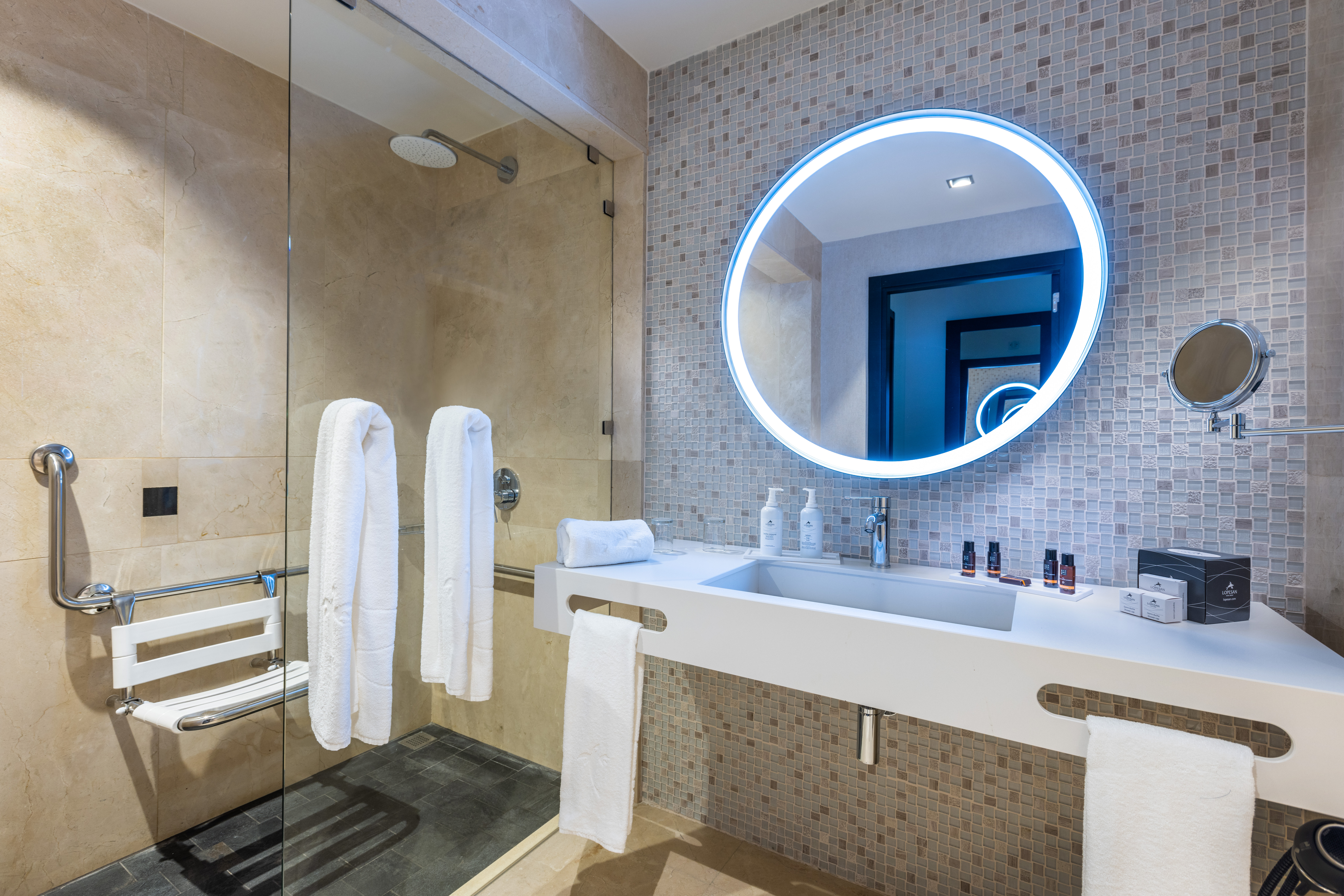 bano-habitacion-unique-deluxe-adaptada-resort-lopesan-costa-meloneras