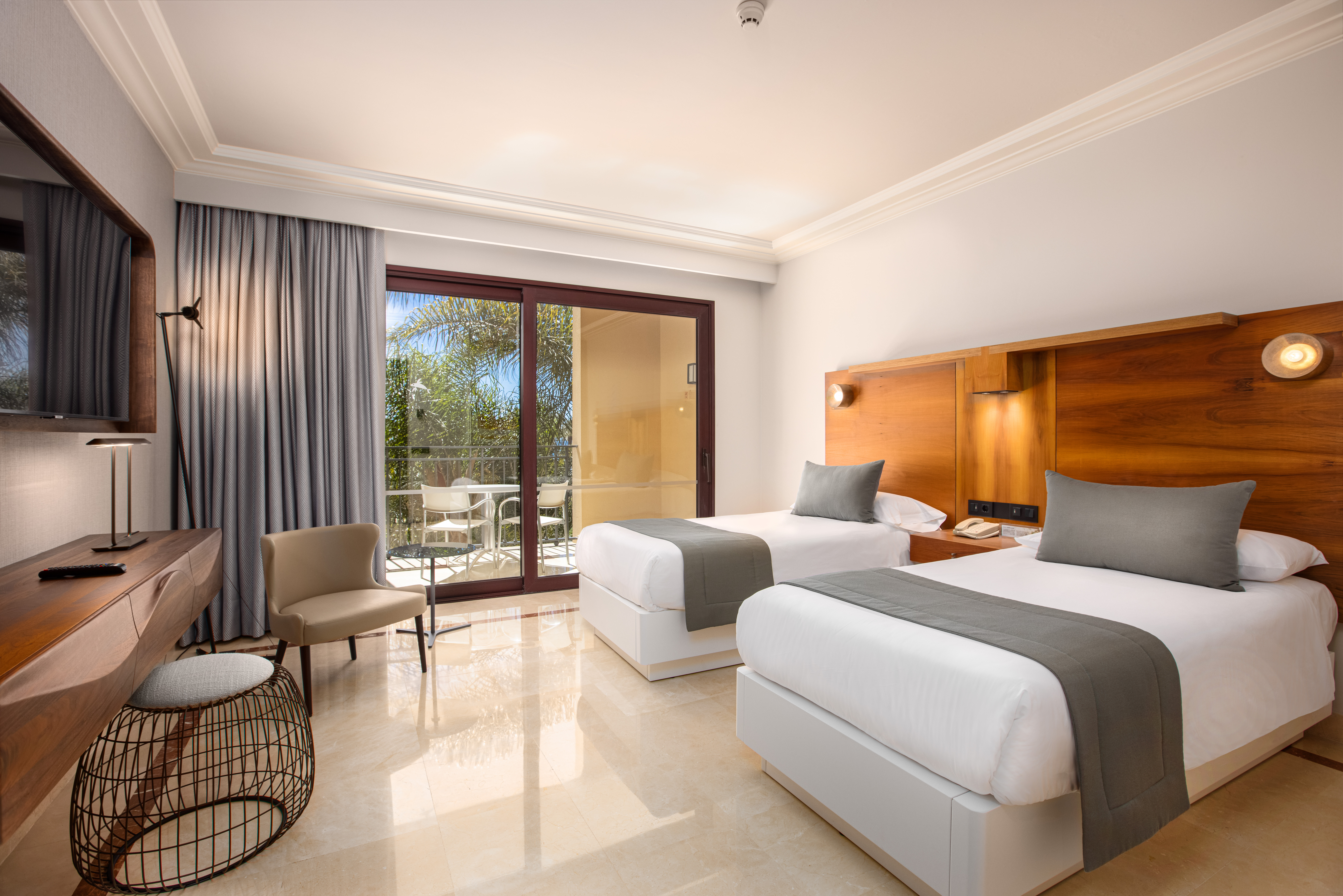 cama habitación deluxe adaptada lopesan costa meloneras resort & spa