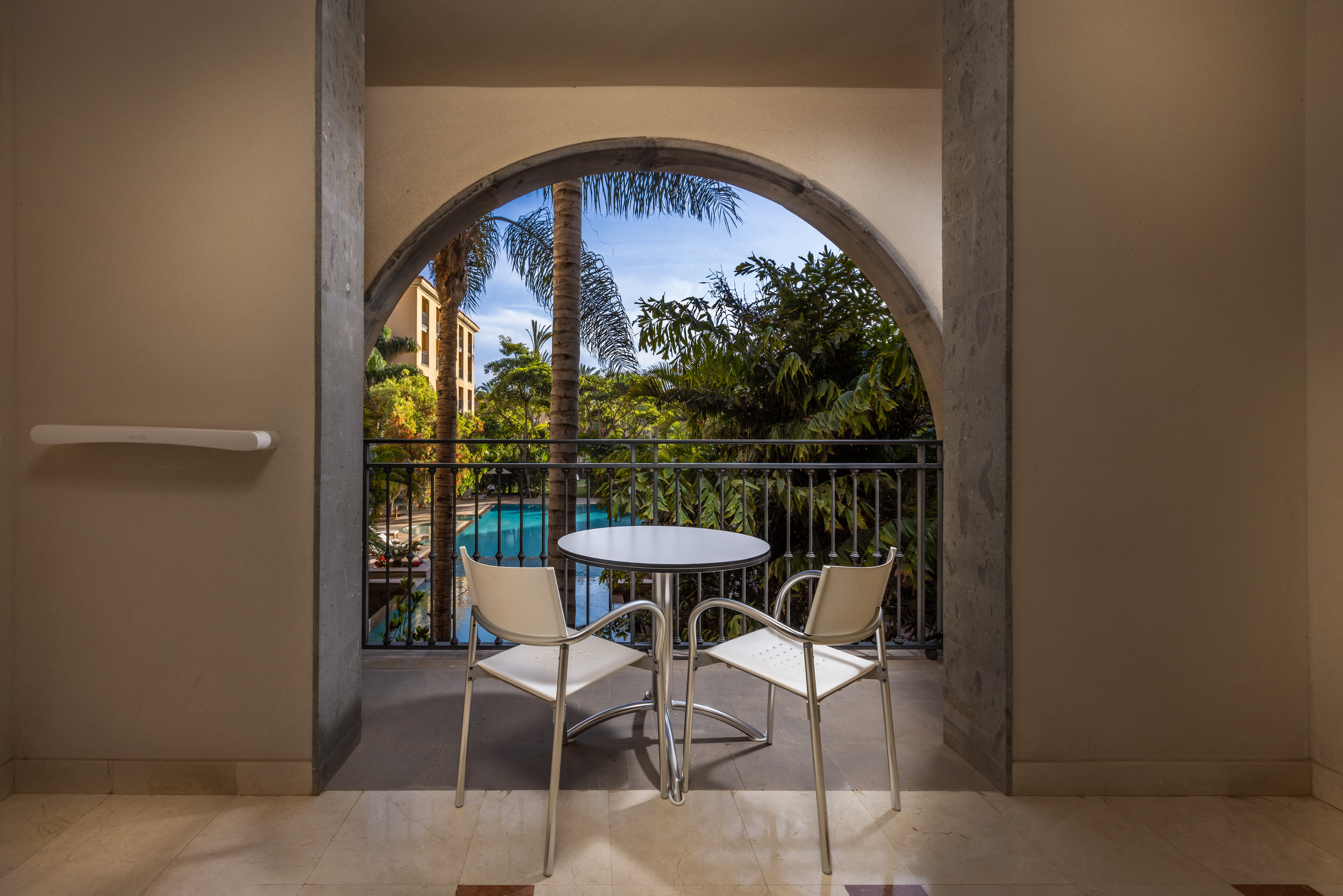 terraza habitación deluxe adaptada resort lopesan costa meloneras