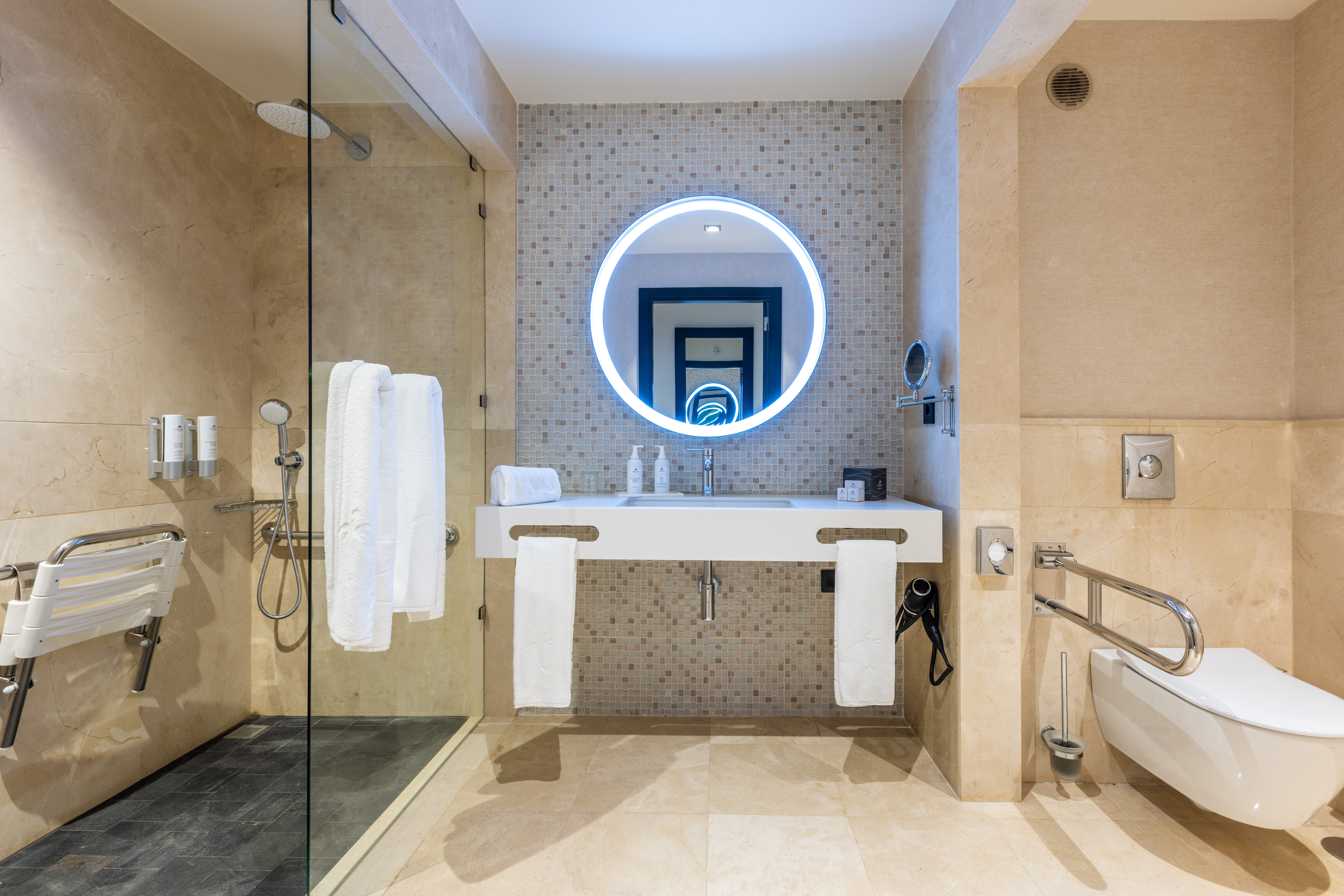 baño habitación deluxe adaptada lopesan costa meloneras resort & spa