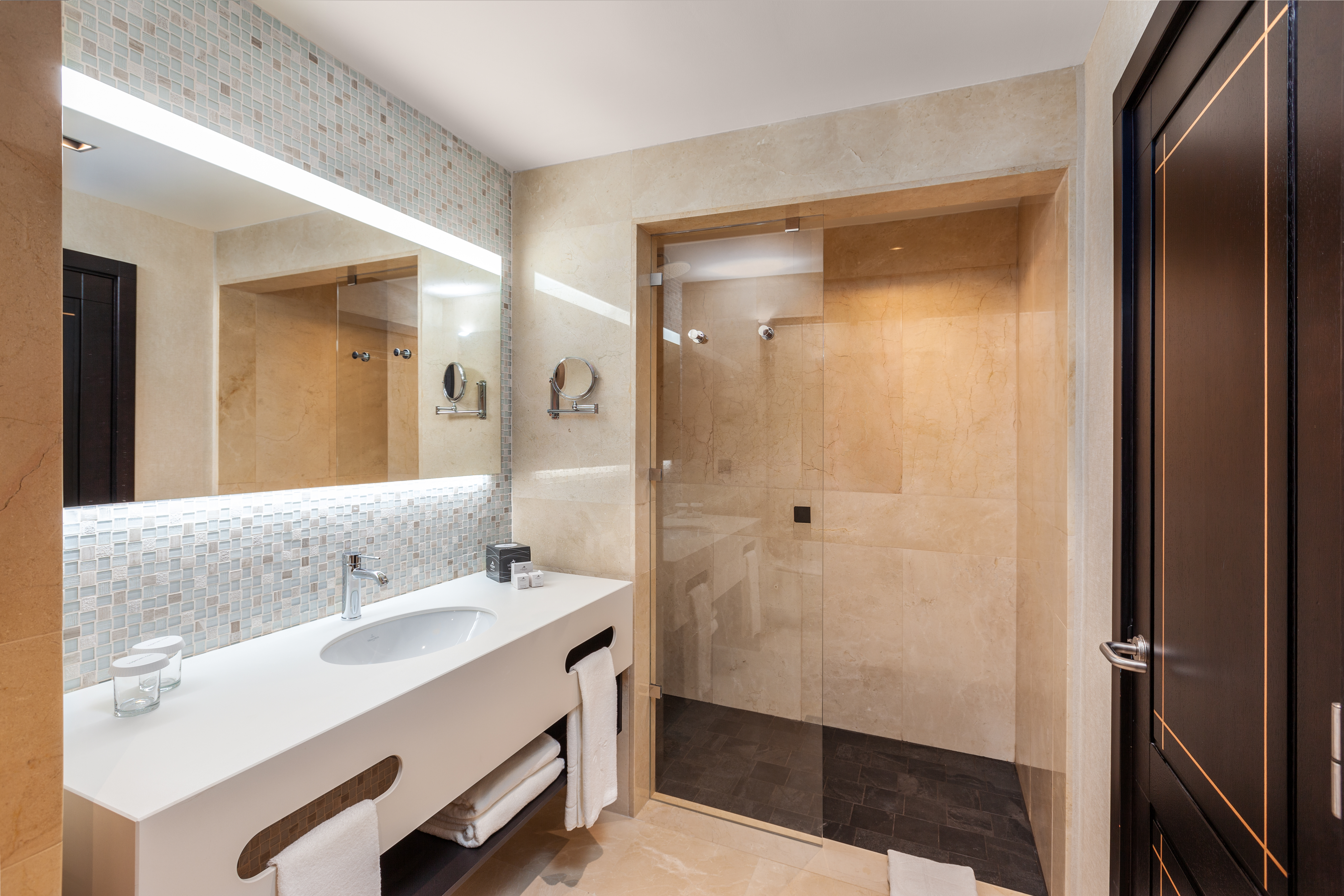 baño habitación deluxe view lopesan costa meloneras resort & spa