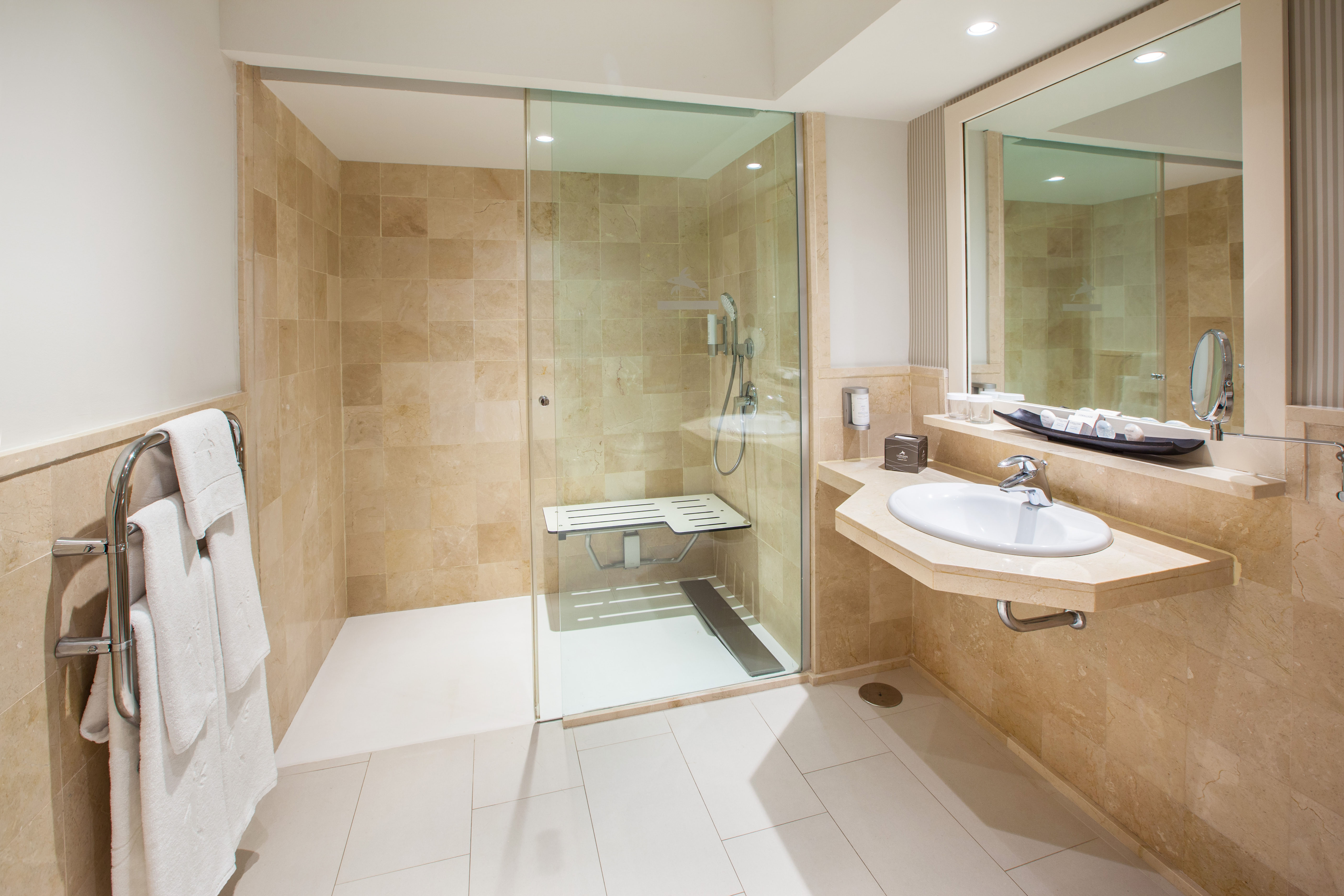 baño habitación doble estándar adaptada resort lopesan villa del conde