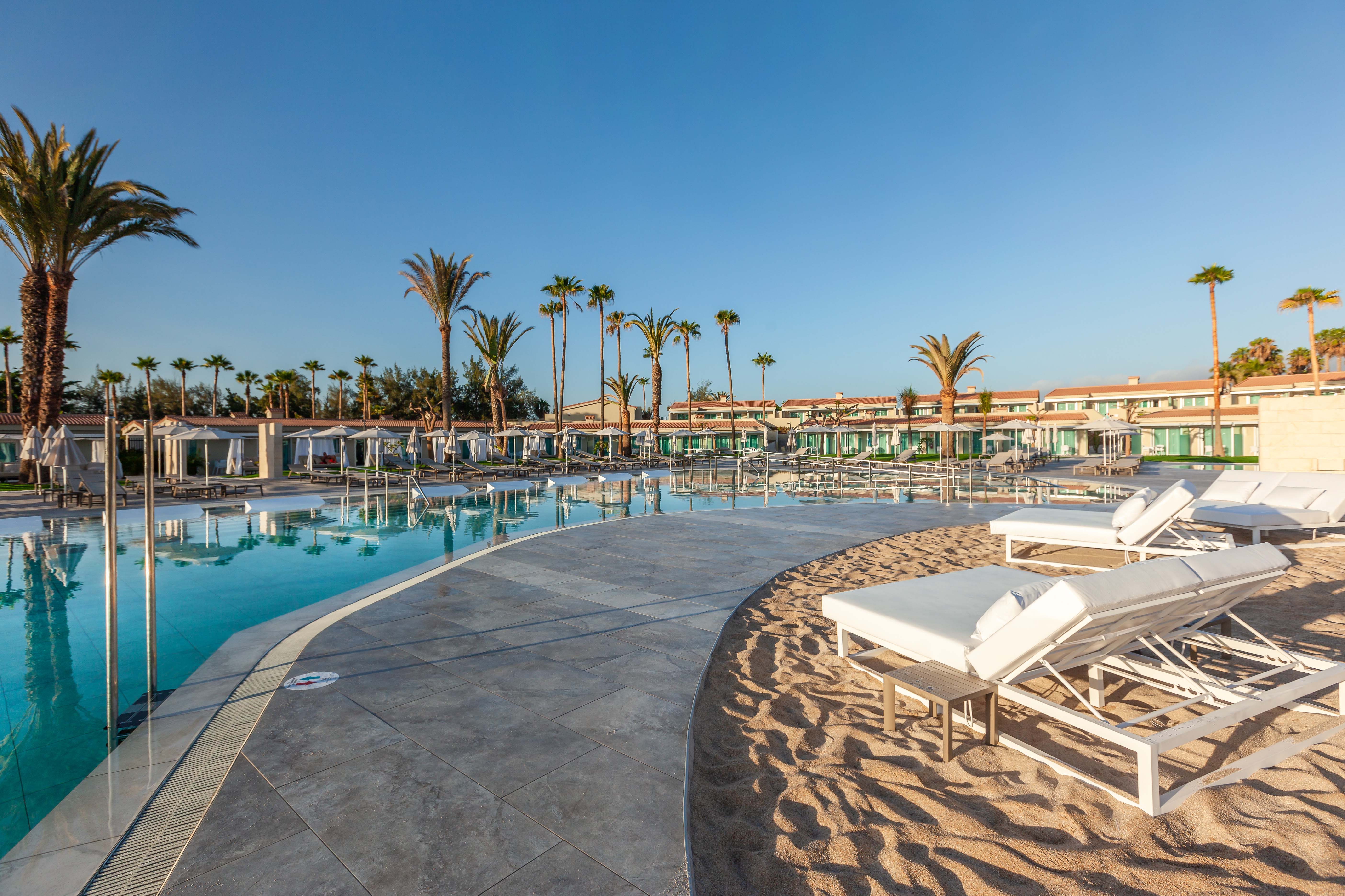 piscina exterior kumara serenoa by lopesan hotels