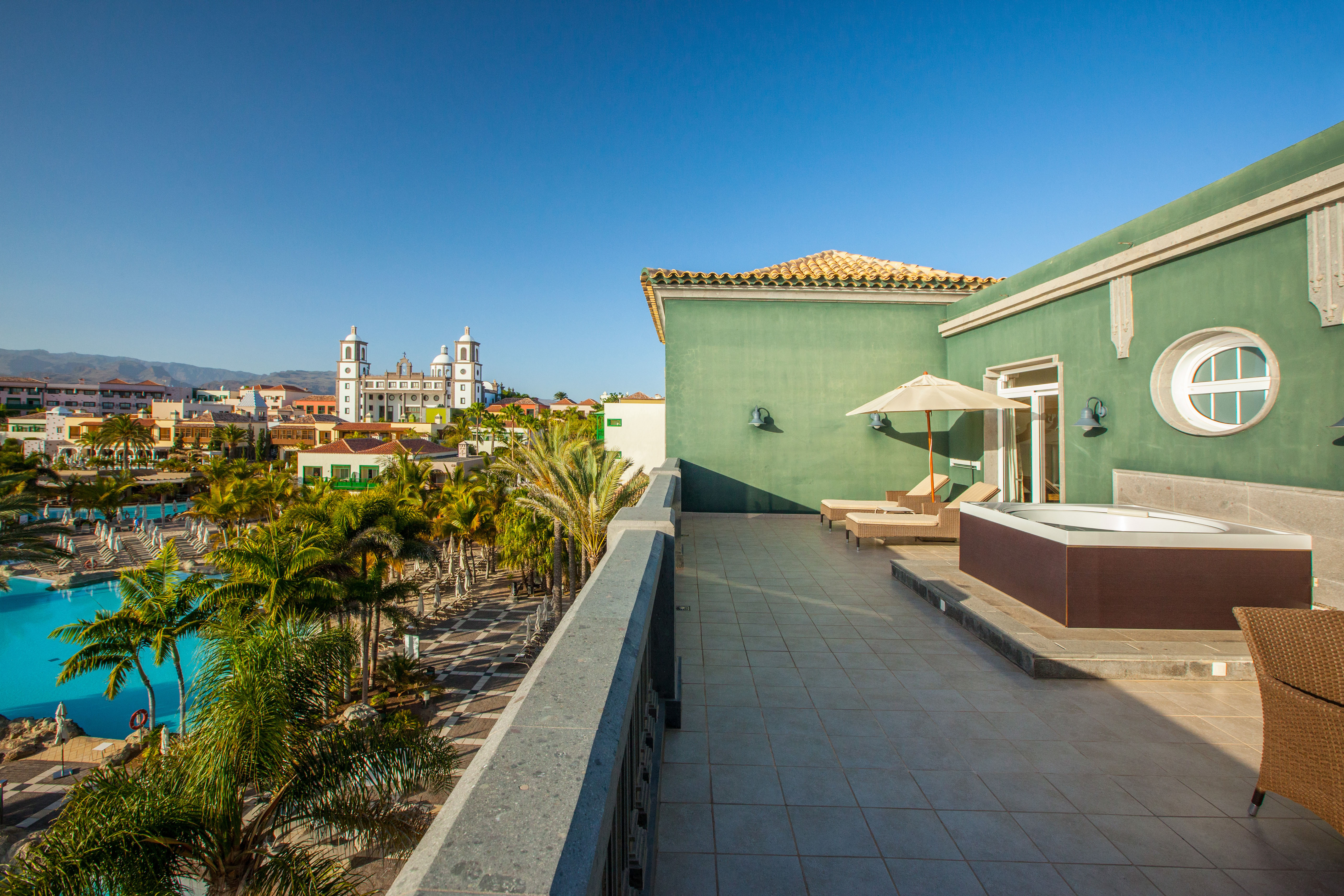 terraza superior suite hotel lopesan villa del conde