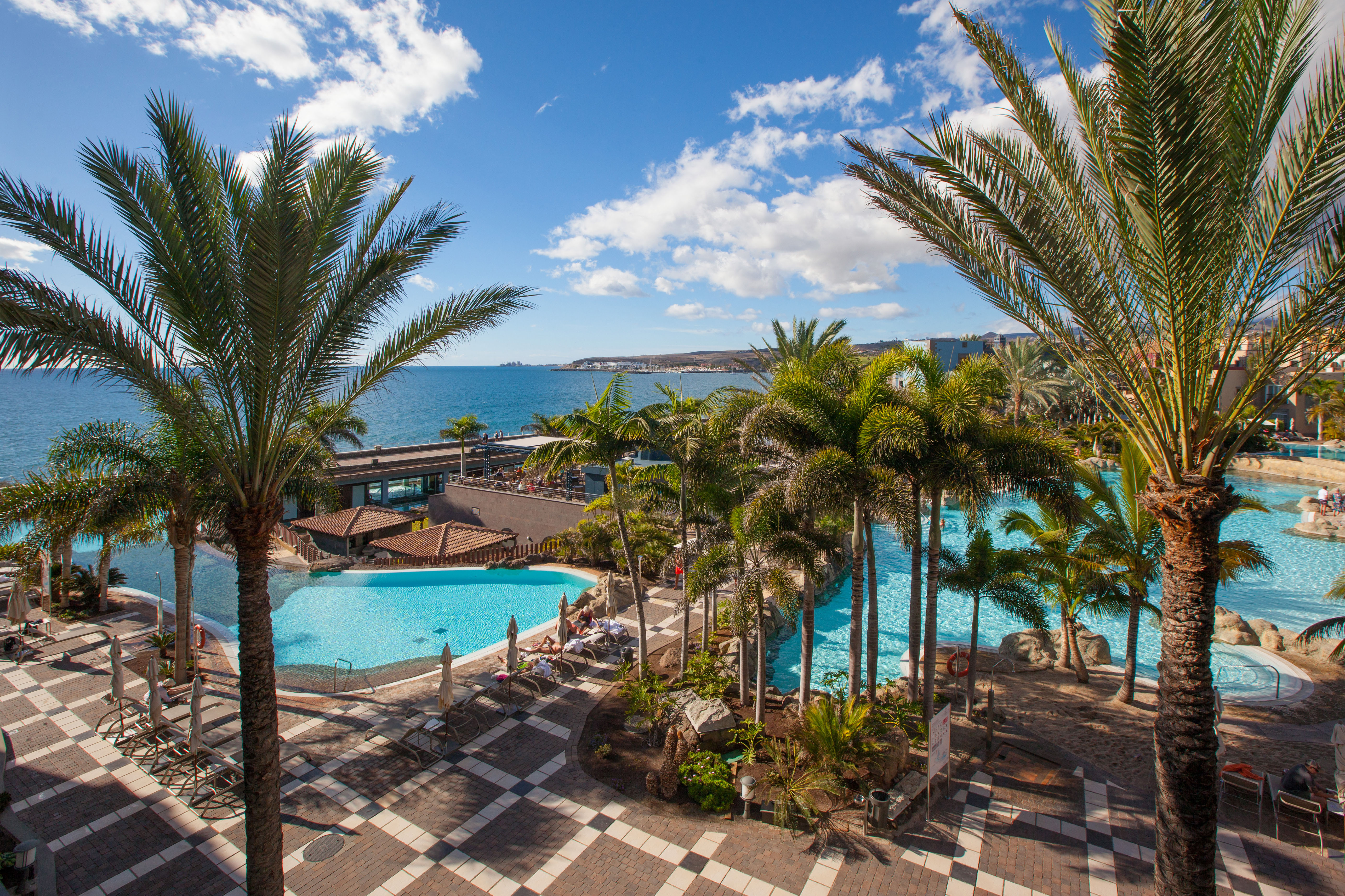terraza junior suite resort lopesan villa del conde