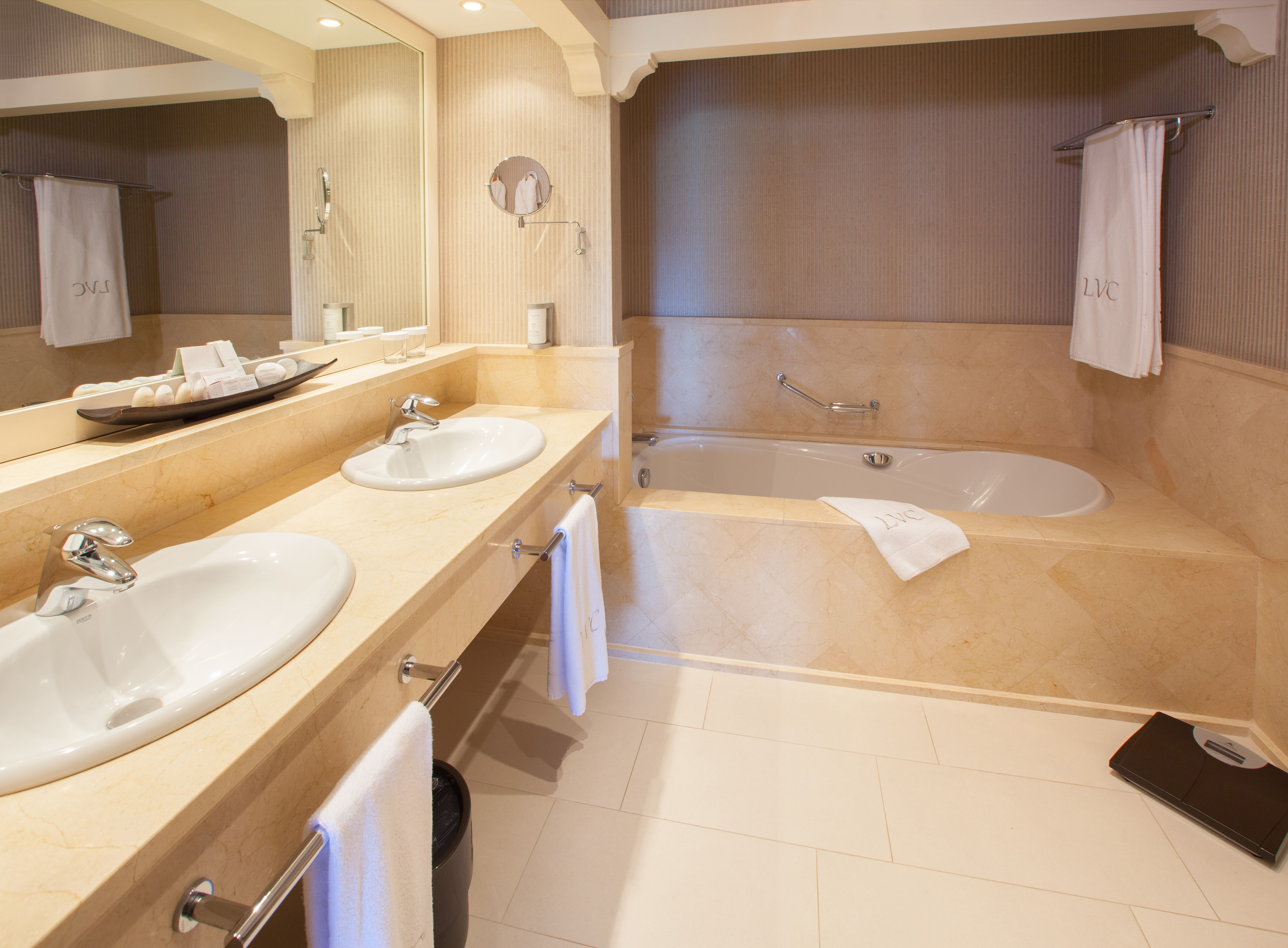 baño junior suite resort lopesan villa del conde