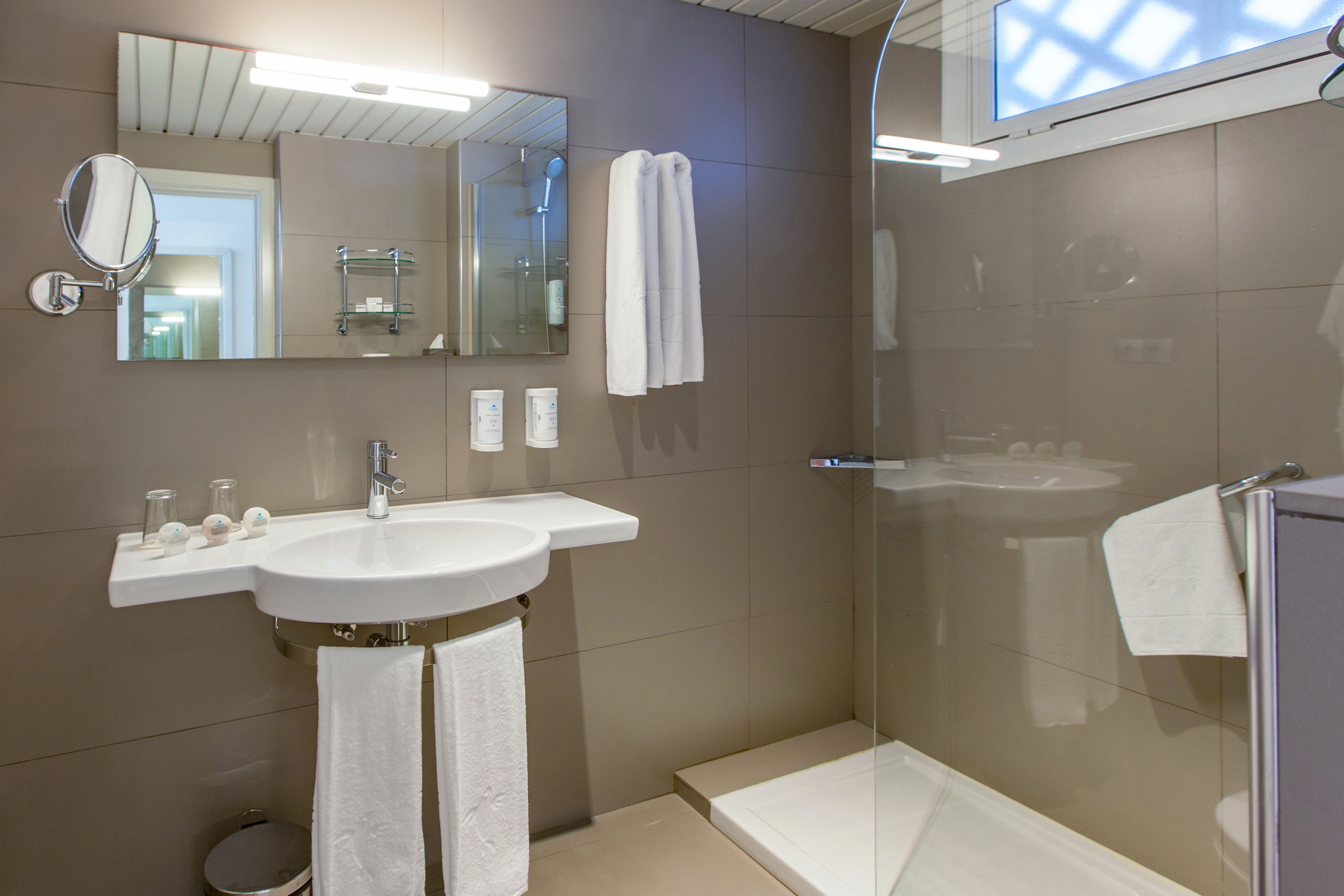 baño habitaciones doble estándar corallium beach by lopesan hotels