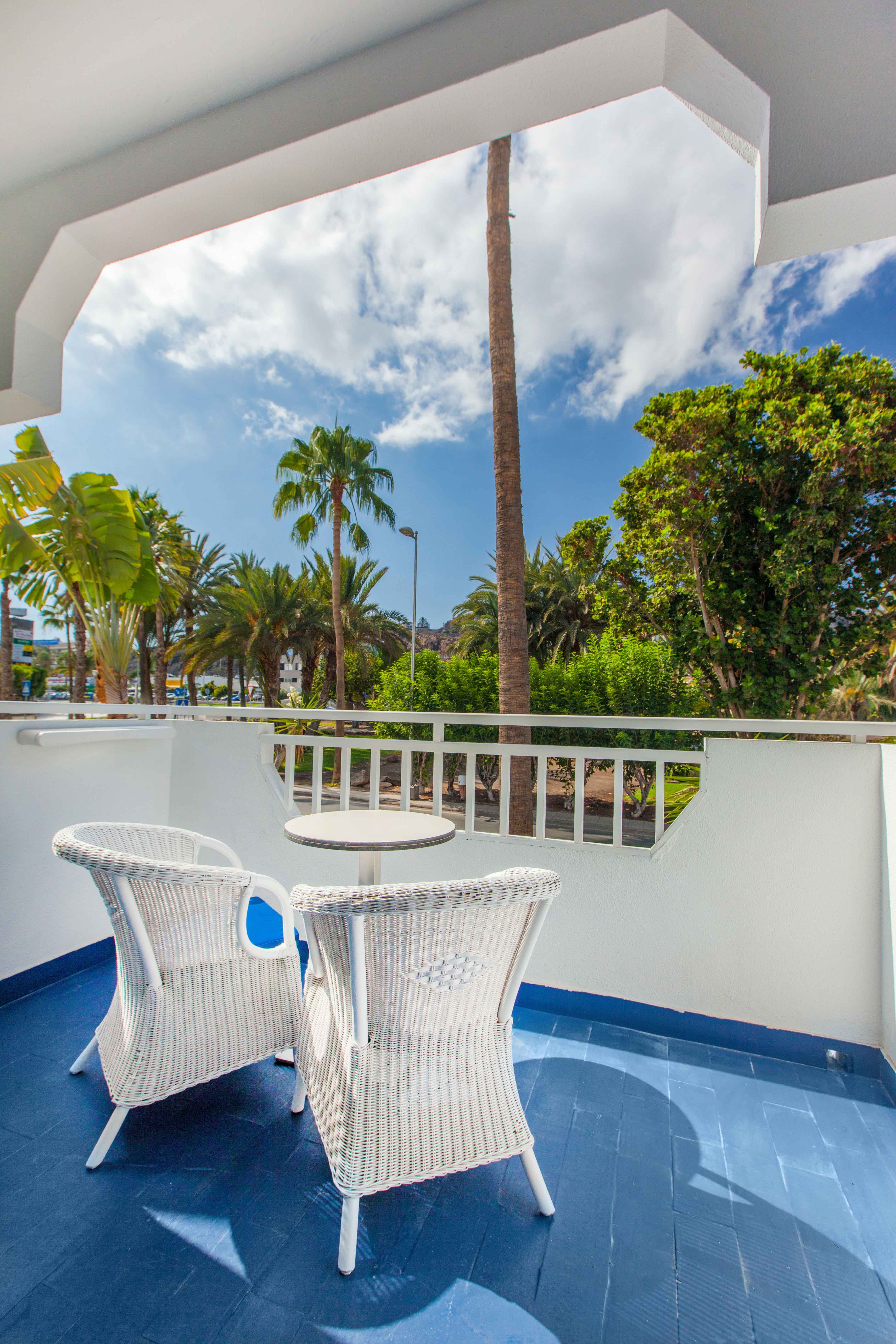terraza habitación doble estándar corallium beach by lopesan hotels