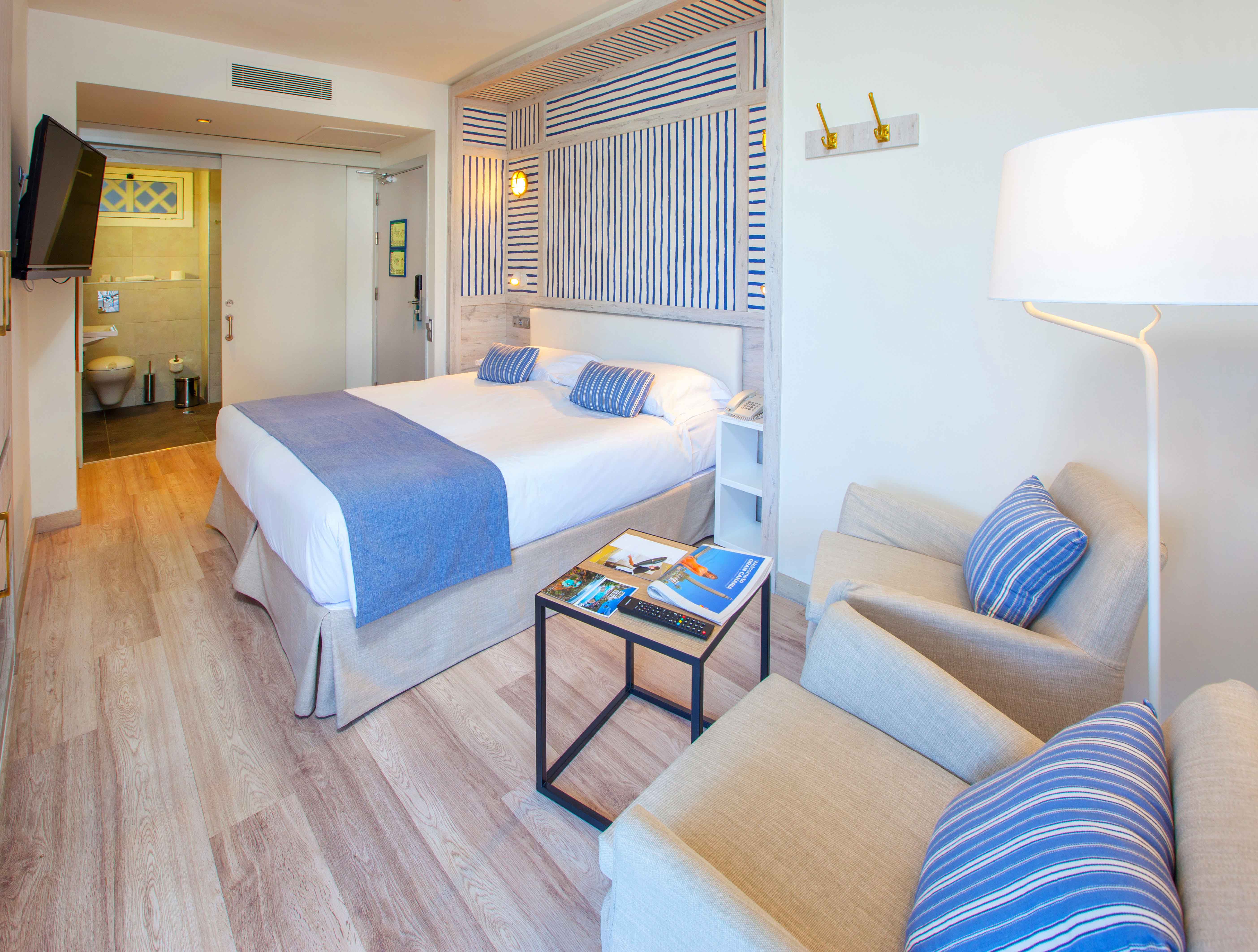 cama habitación doble estándar adaptada corallium beach by lopesan hotels