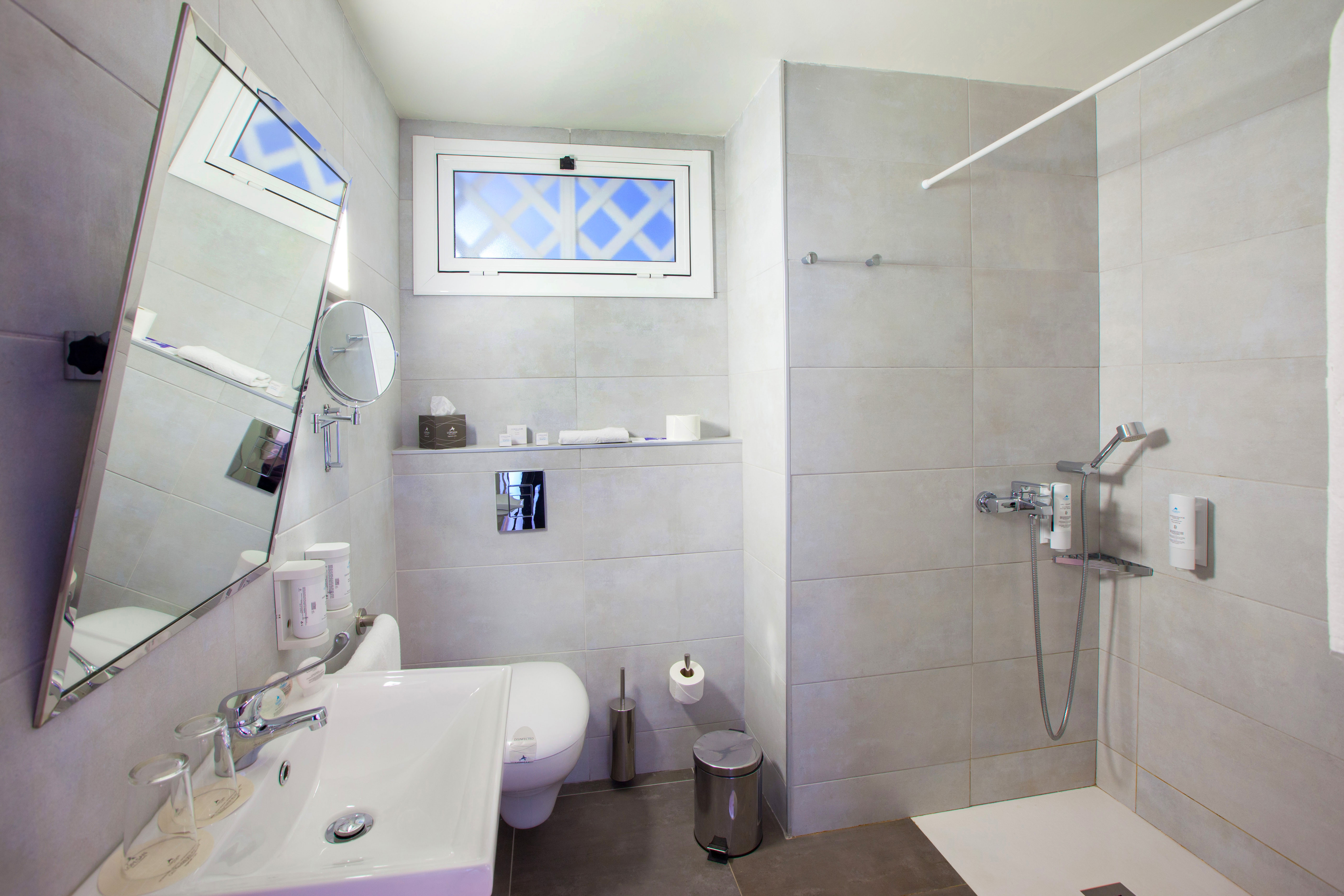 baño habitación doble estándar adaptada corallium beach by lopesan hotels