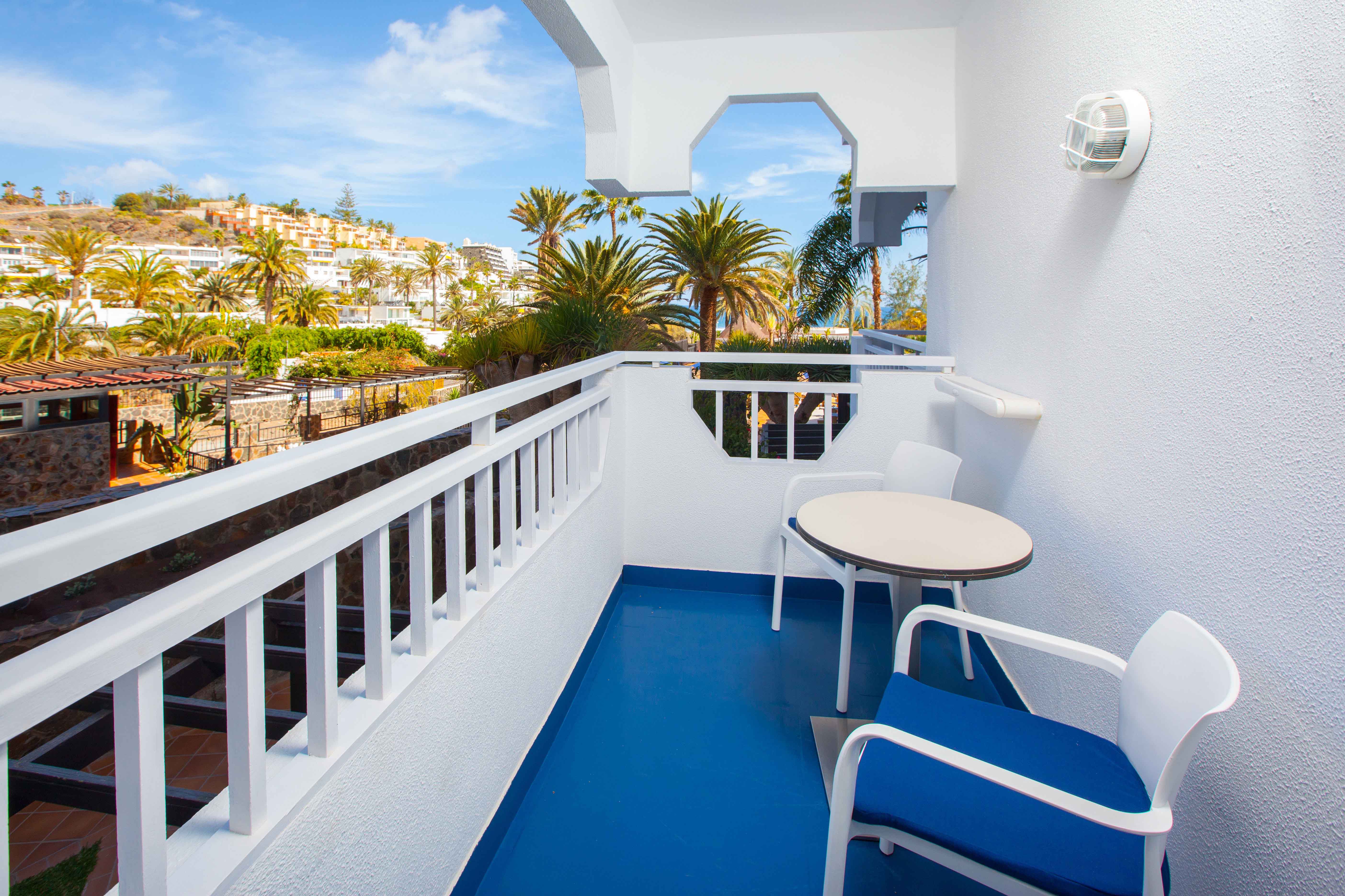 terraza habitaciones doble estándar adaptada corallium beach by lopesan hotels