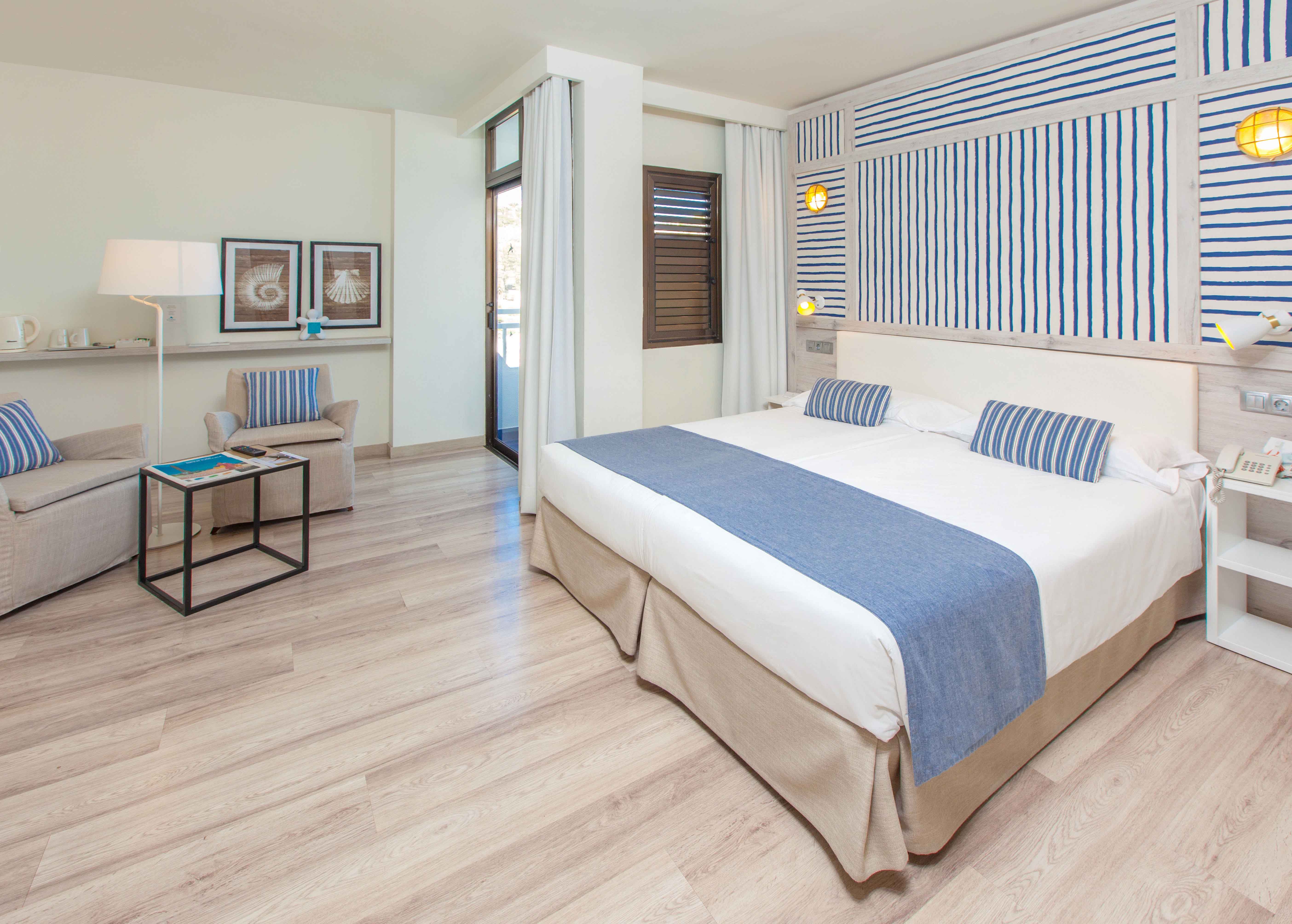 cama junior suite corallium beach by lopesan hotels