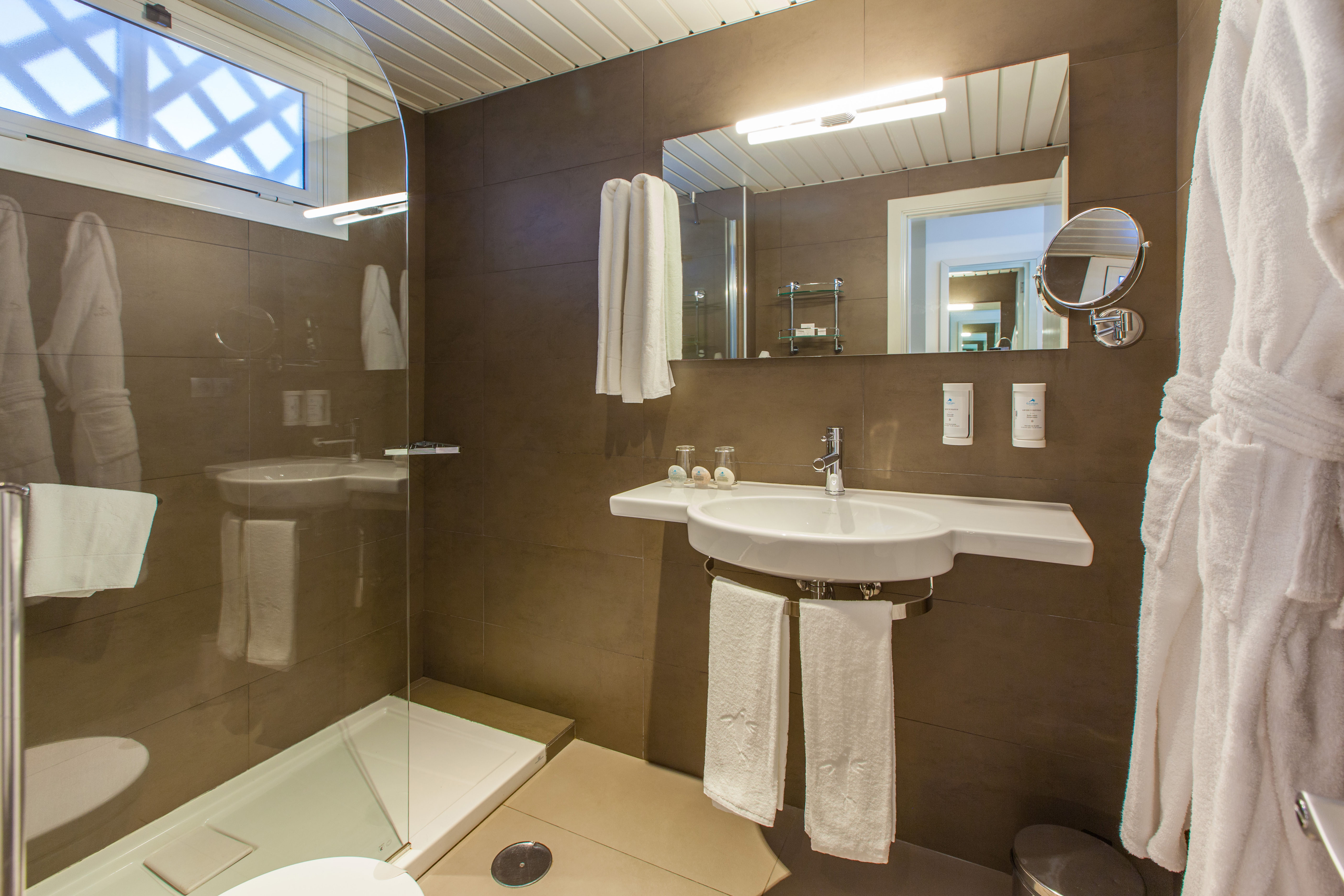 baño junior suite corallium beach by lopesan hotels