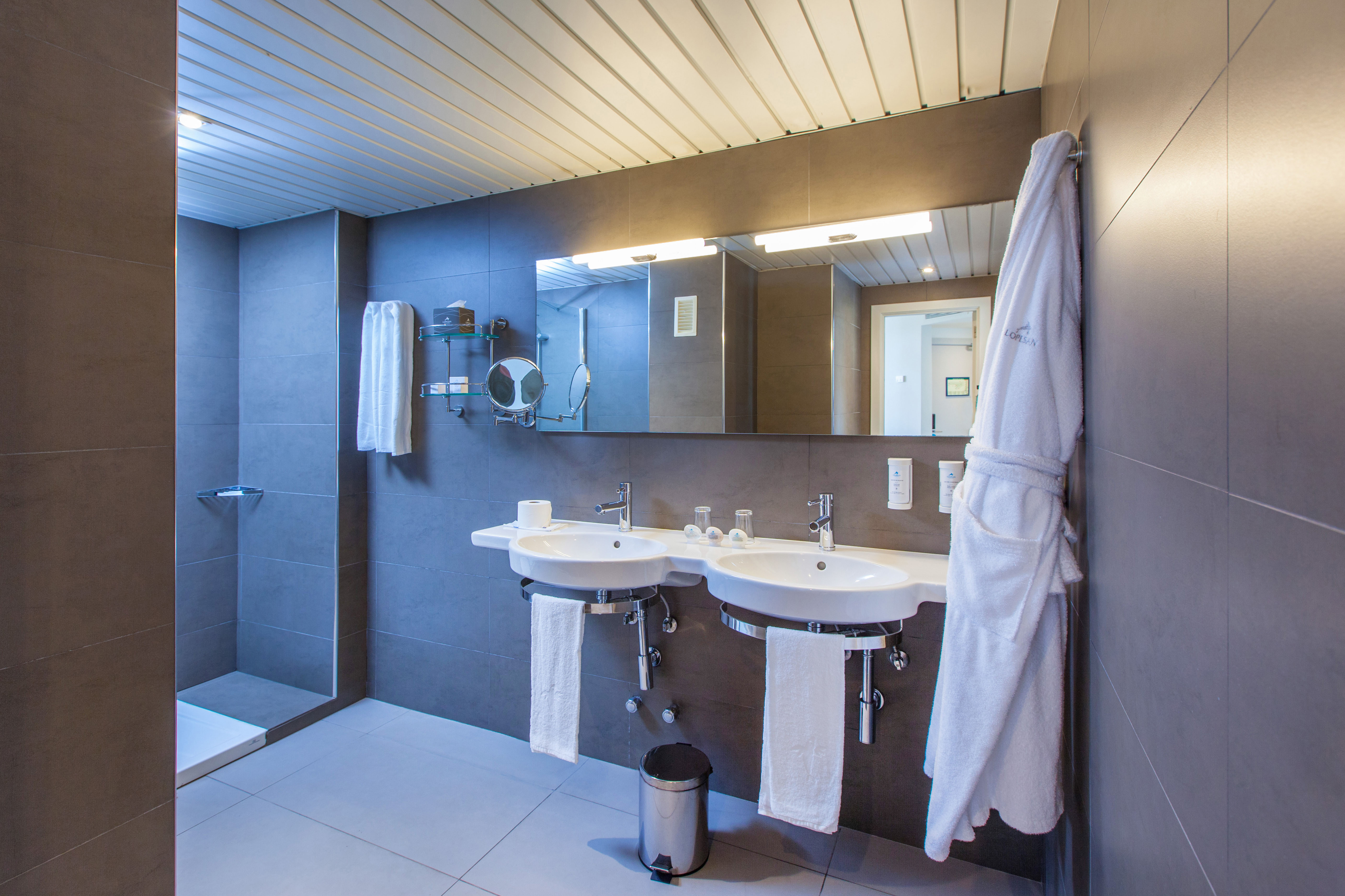baño senior suite corallium beach by lopesan hotels