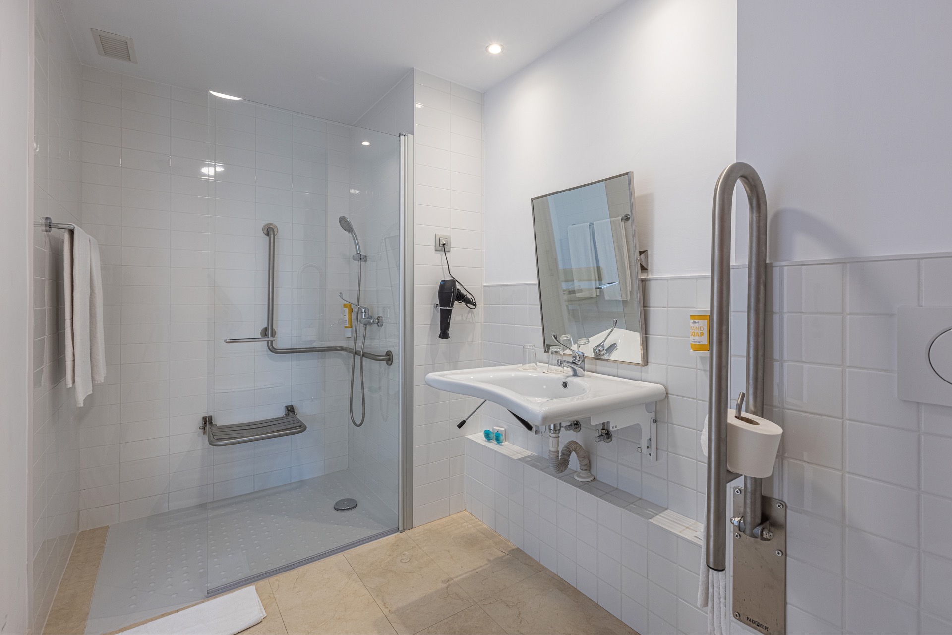 baño habitación double standard adaptada hotel abora catarina