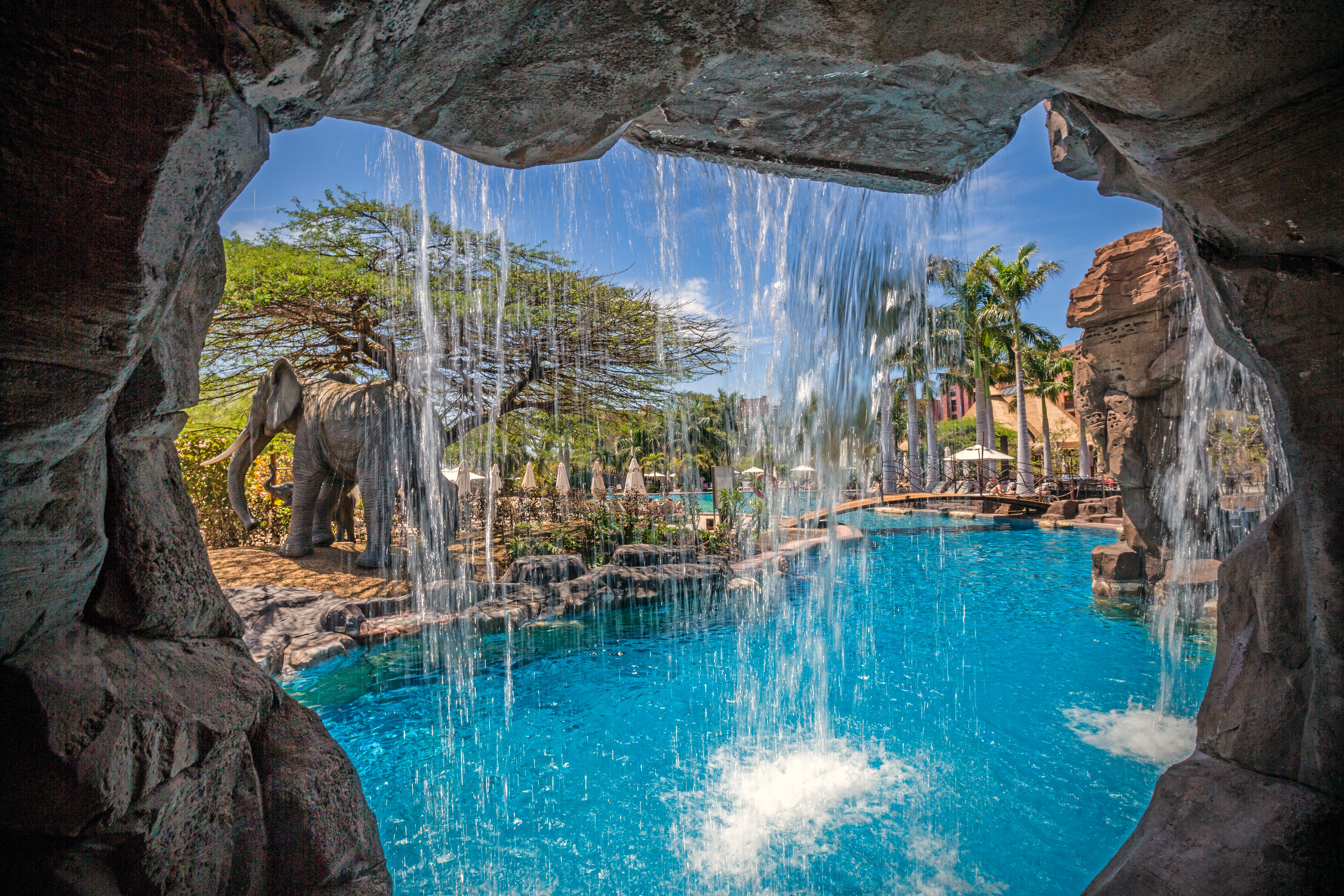 cascadas en las piscinas lopesan baobab resort