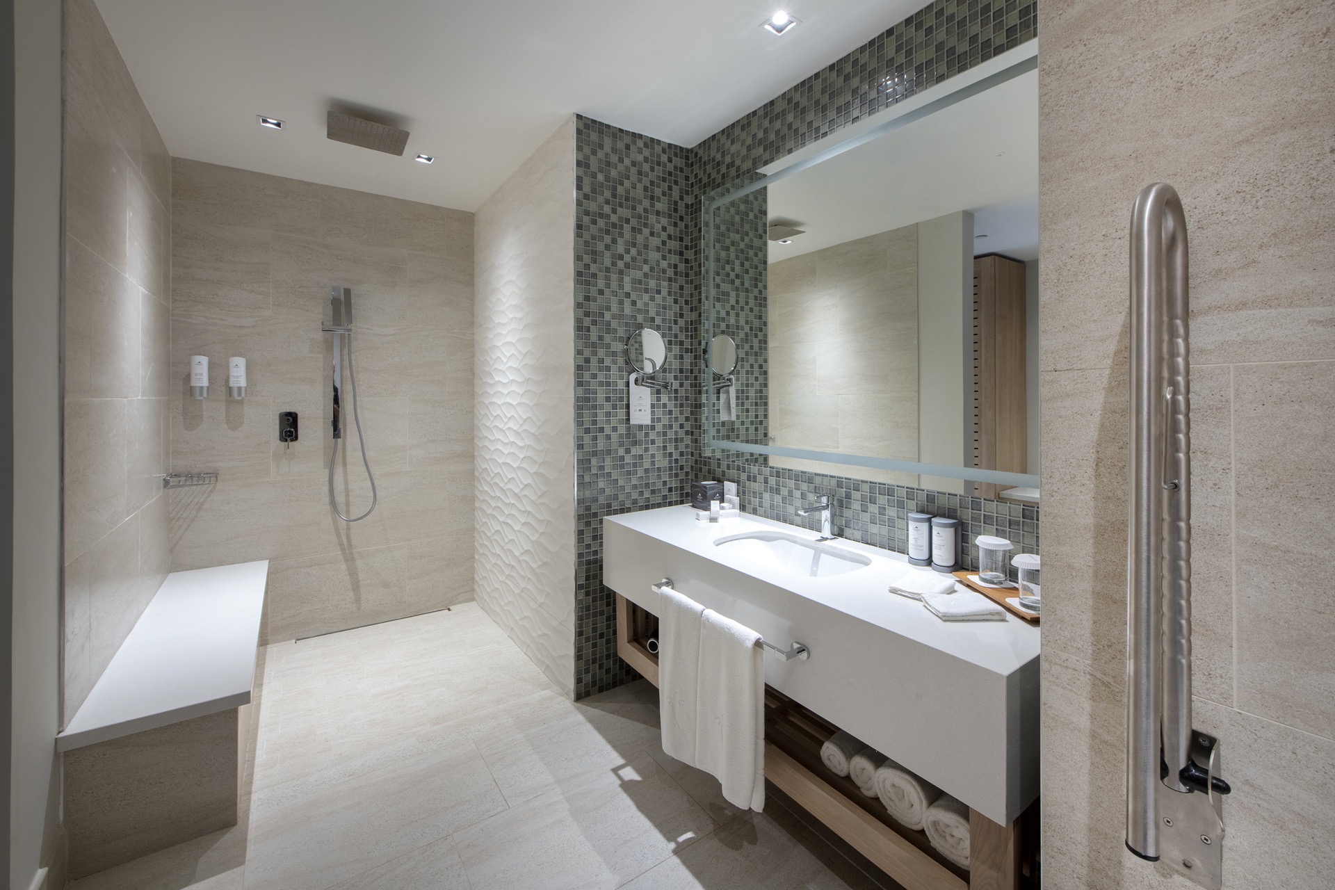 baño resort queen handicap junior suite resort lopesan costa bavaro