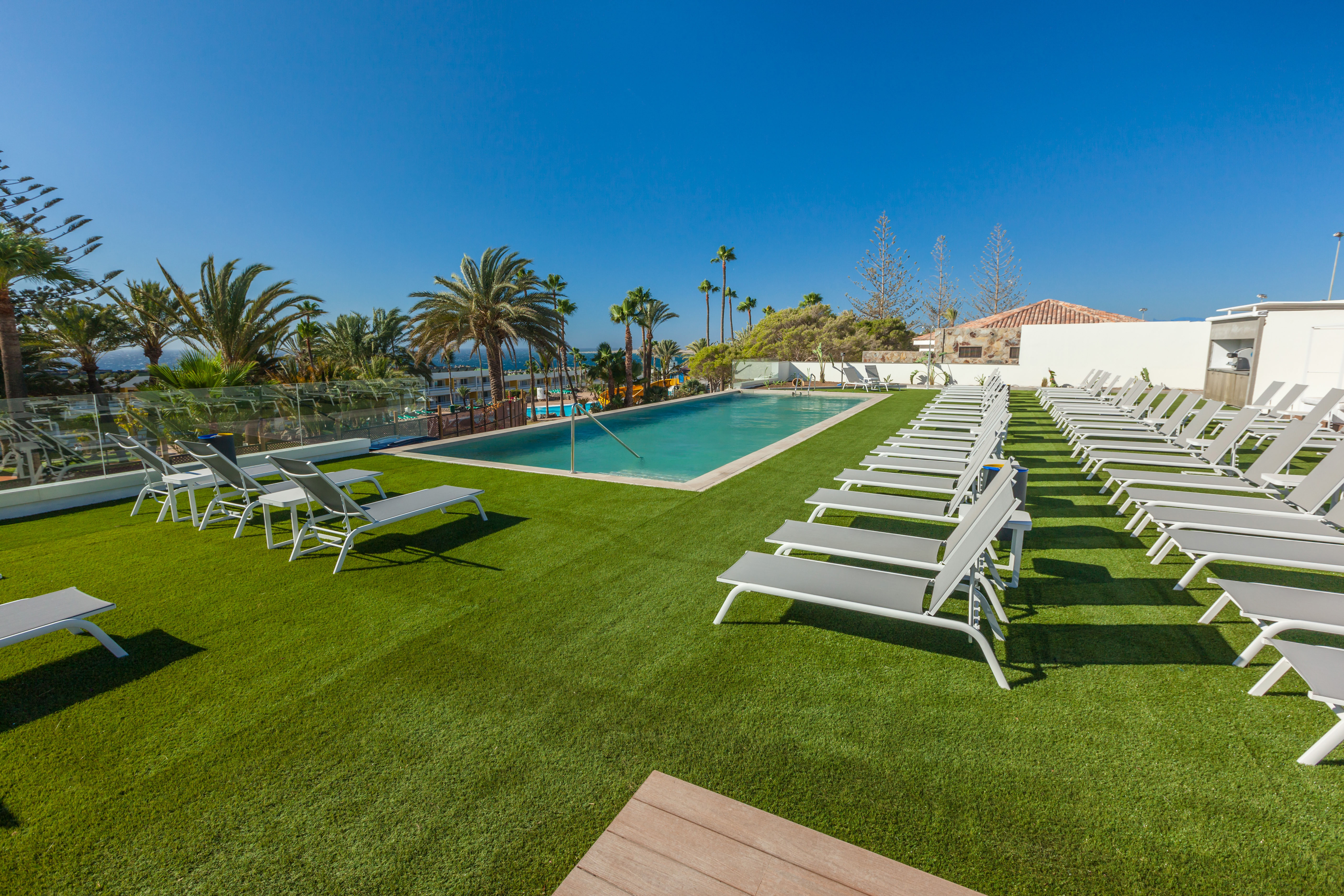 zona adultos piscinas abora interclub atlantic by lopesan hotels