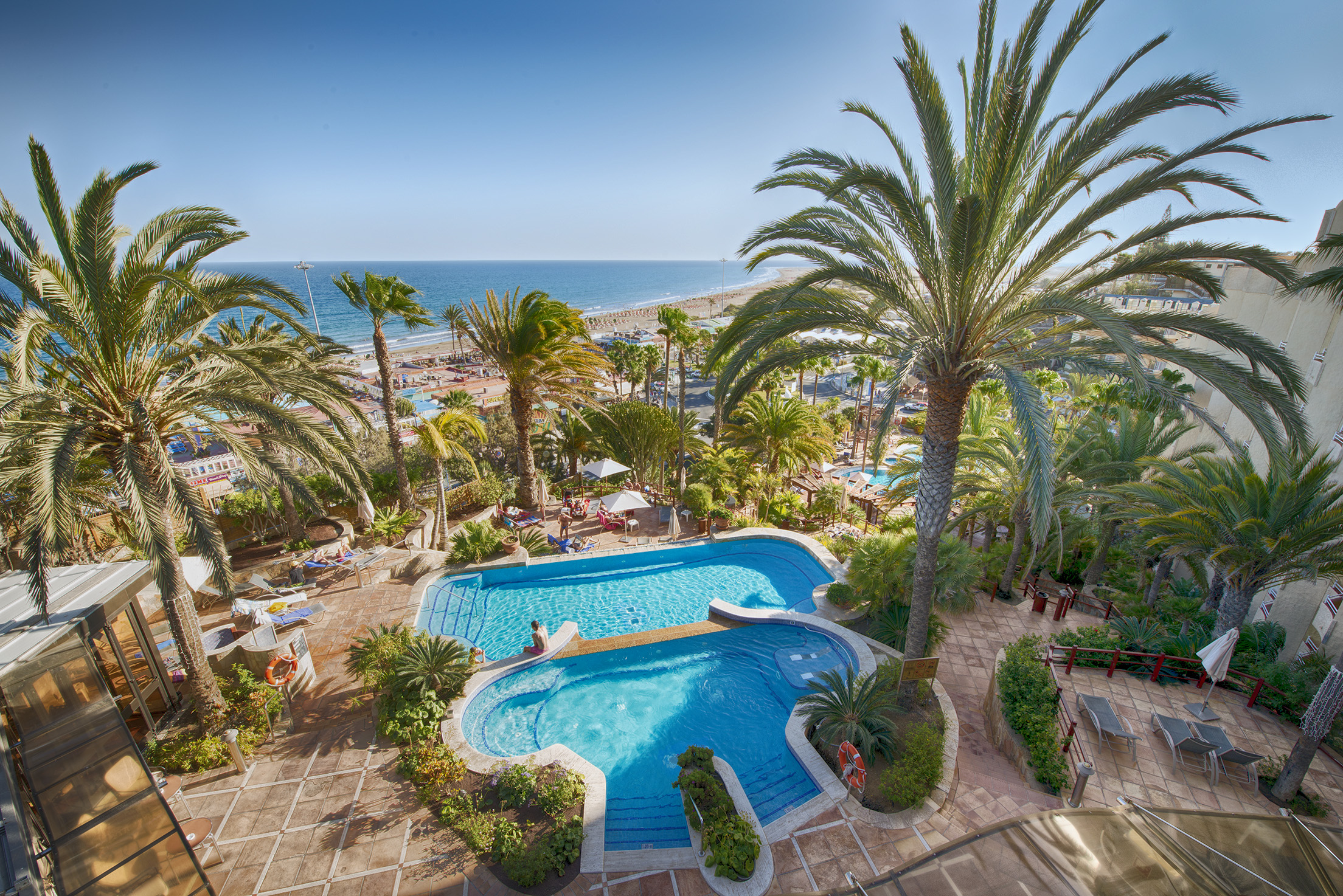 zona piscina marina corallium dunamar by lopesan hotels