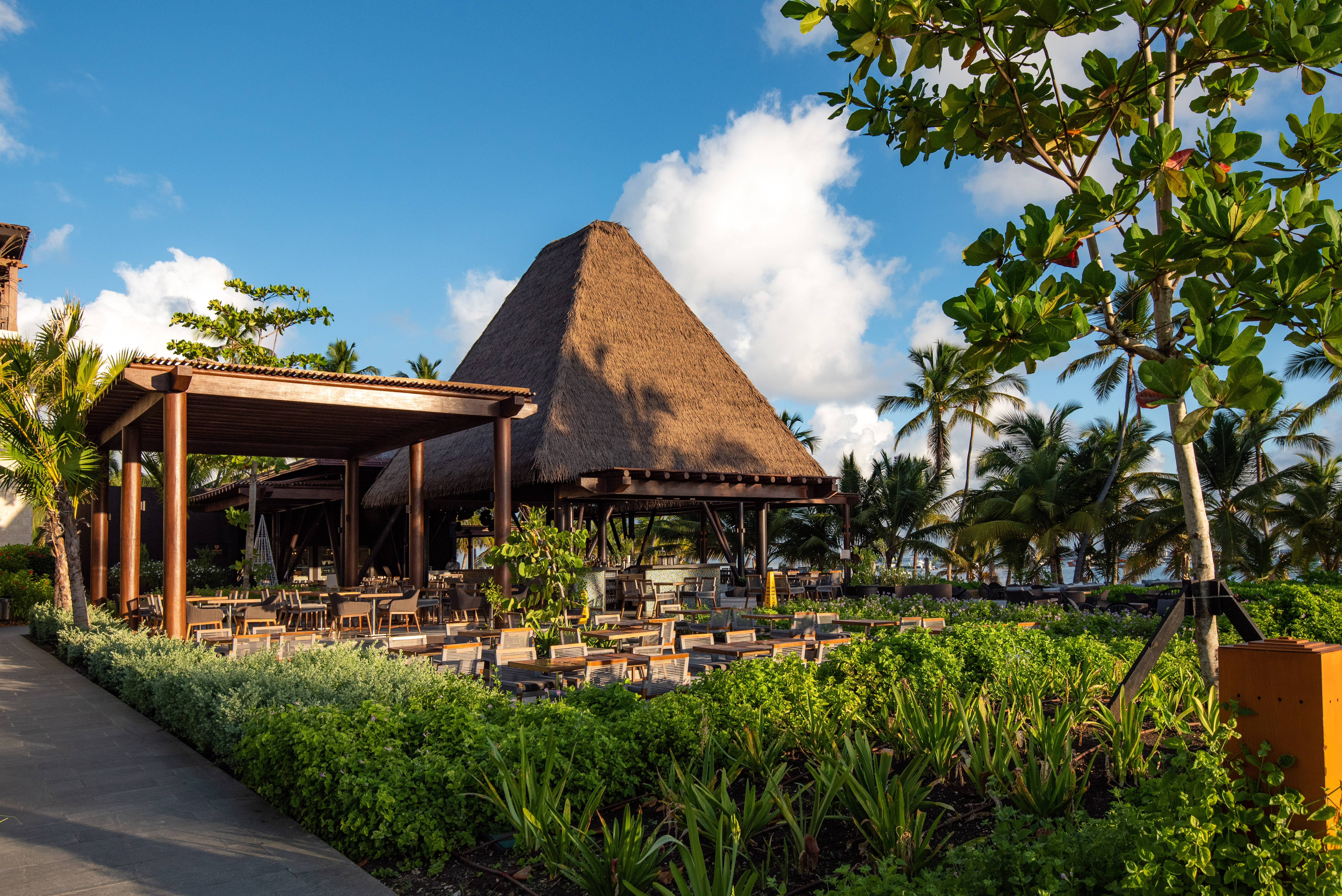 bar piscina lopesan costa bávaro resort spa & casino unique beach