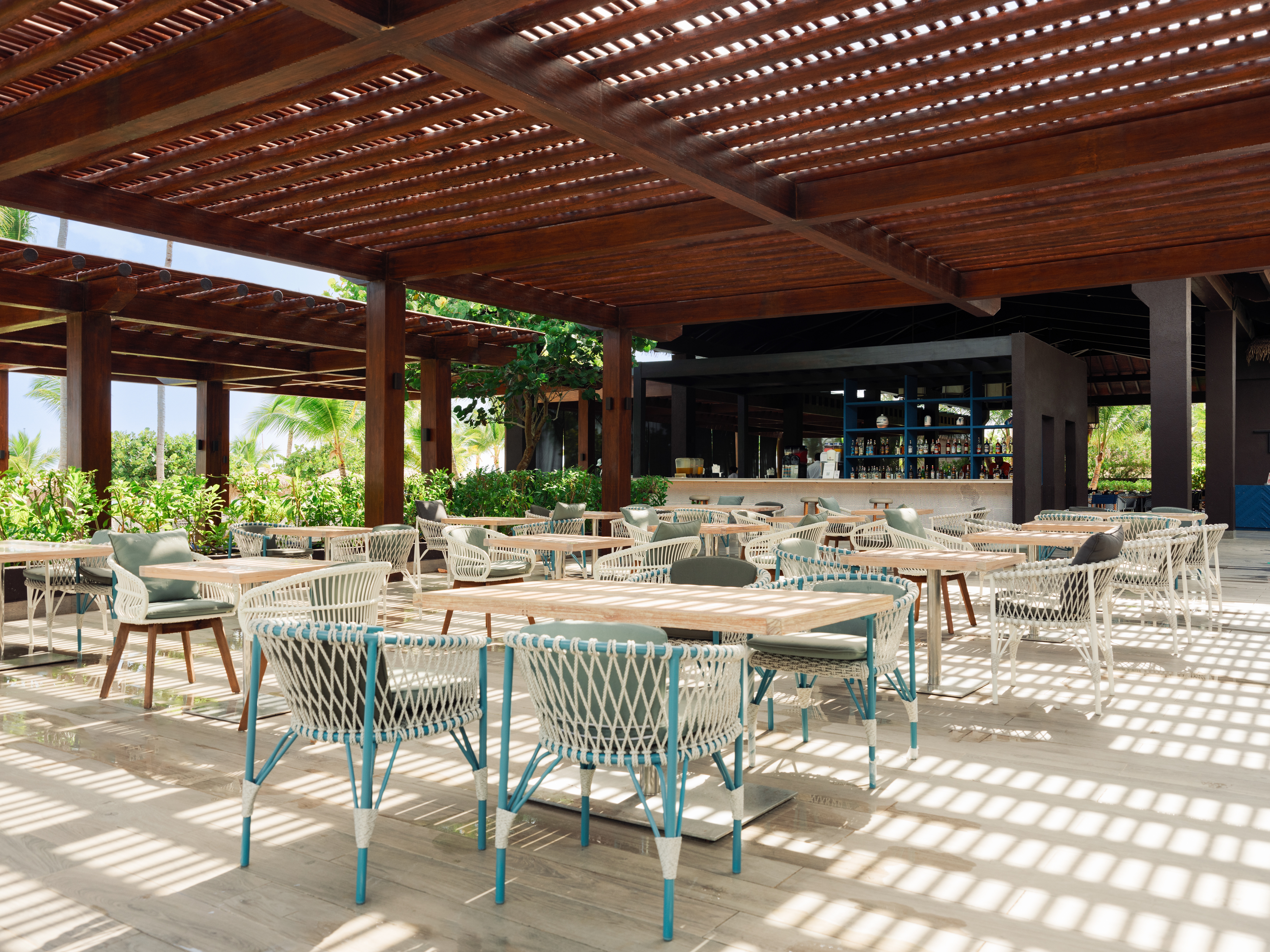 bar piscina lopesan costa bávaro resort spa & casino goldfish beach