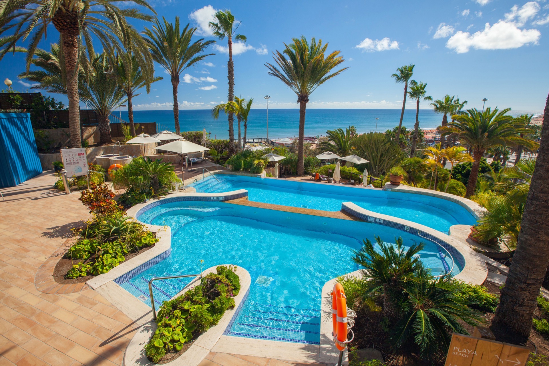 hotel con piscina corallium dunamar