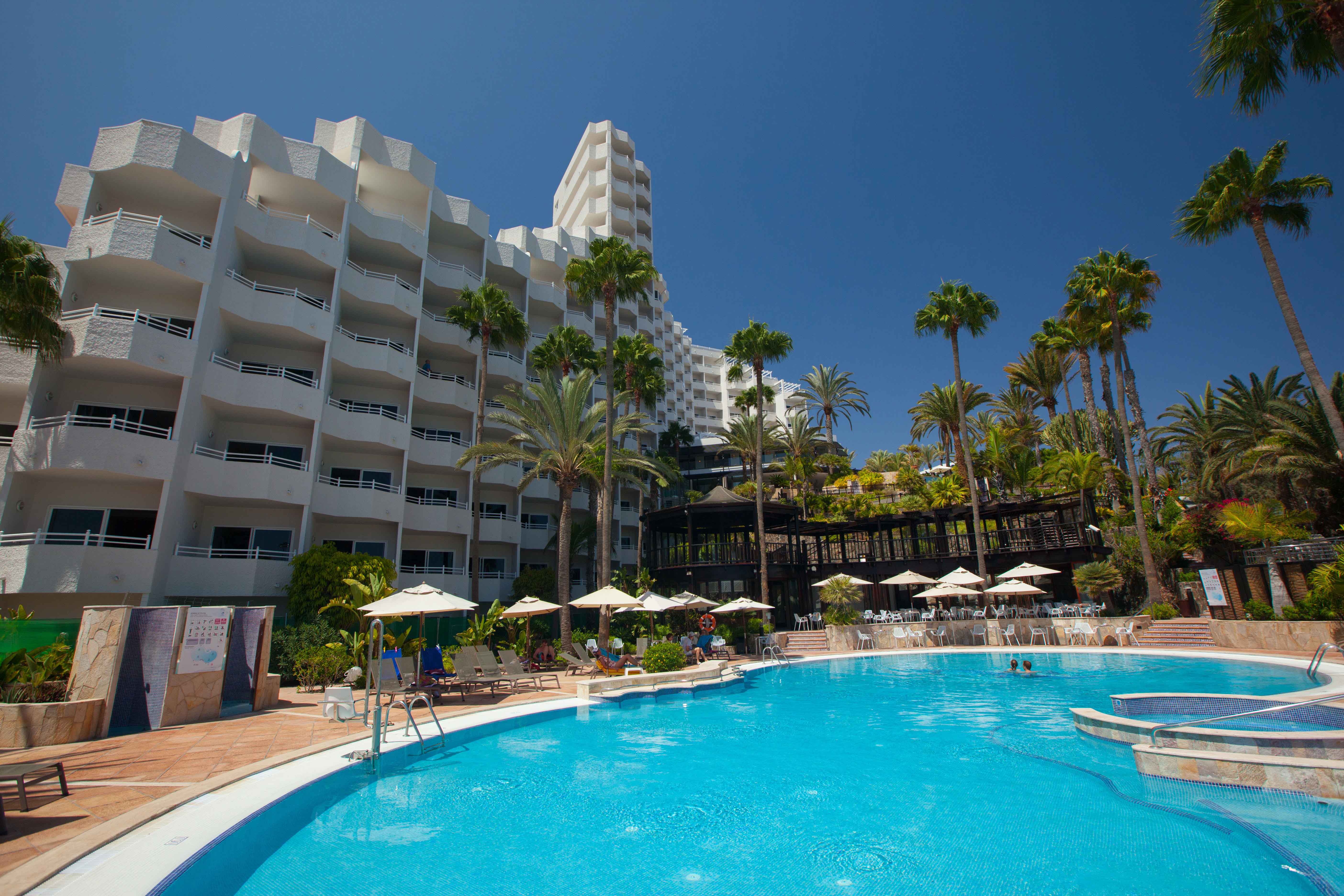 zona piscina corallium dunamar by lopesan hotels