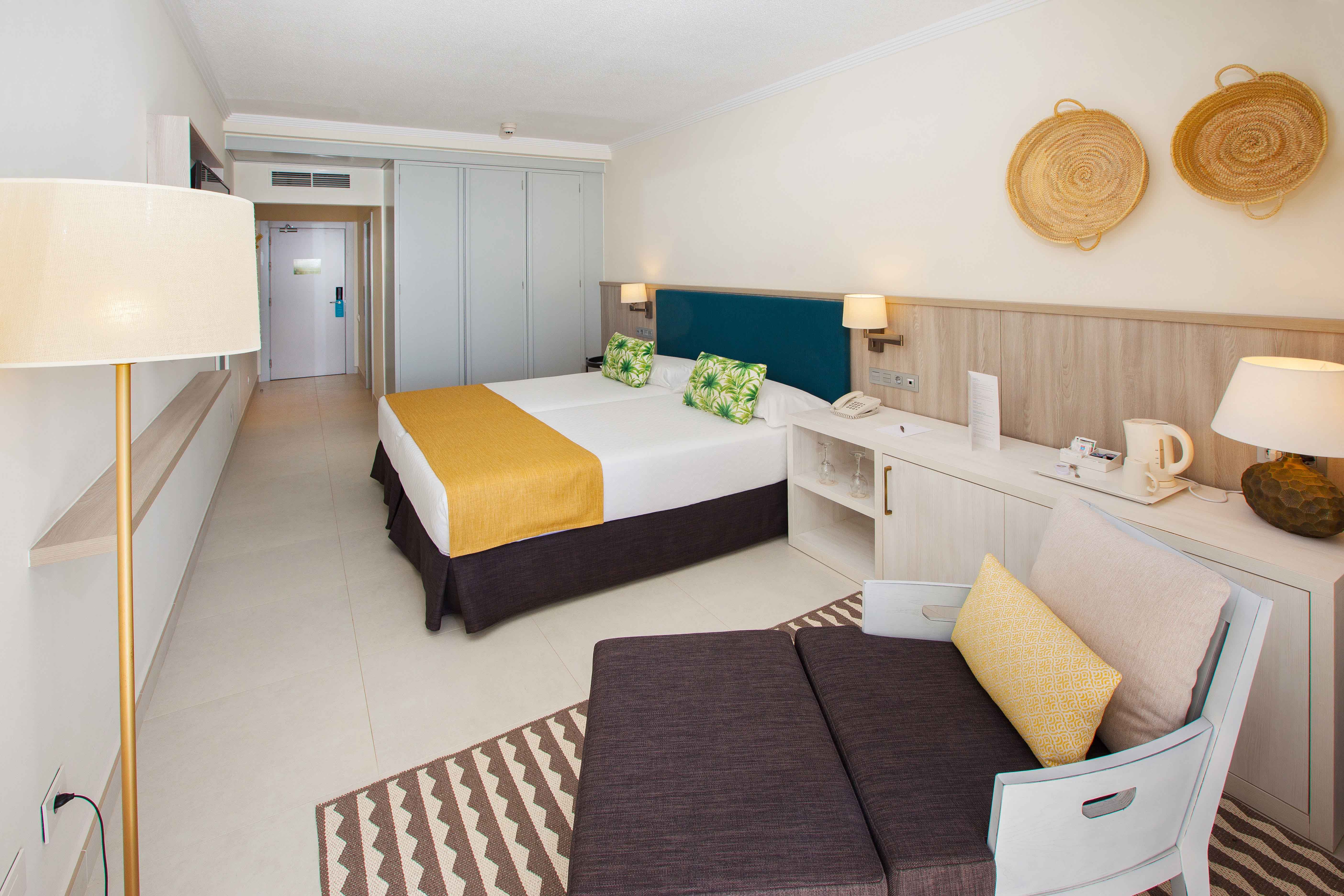 cama habitación doble estándar corallium dunamar by lopesan hotels