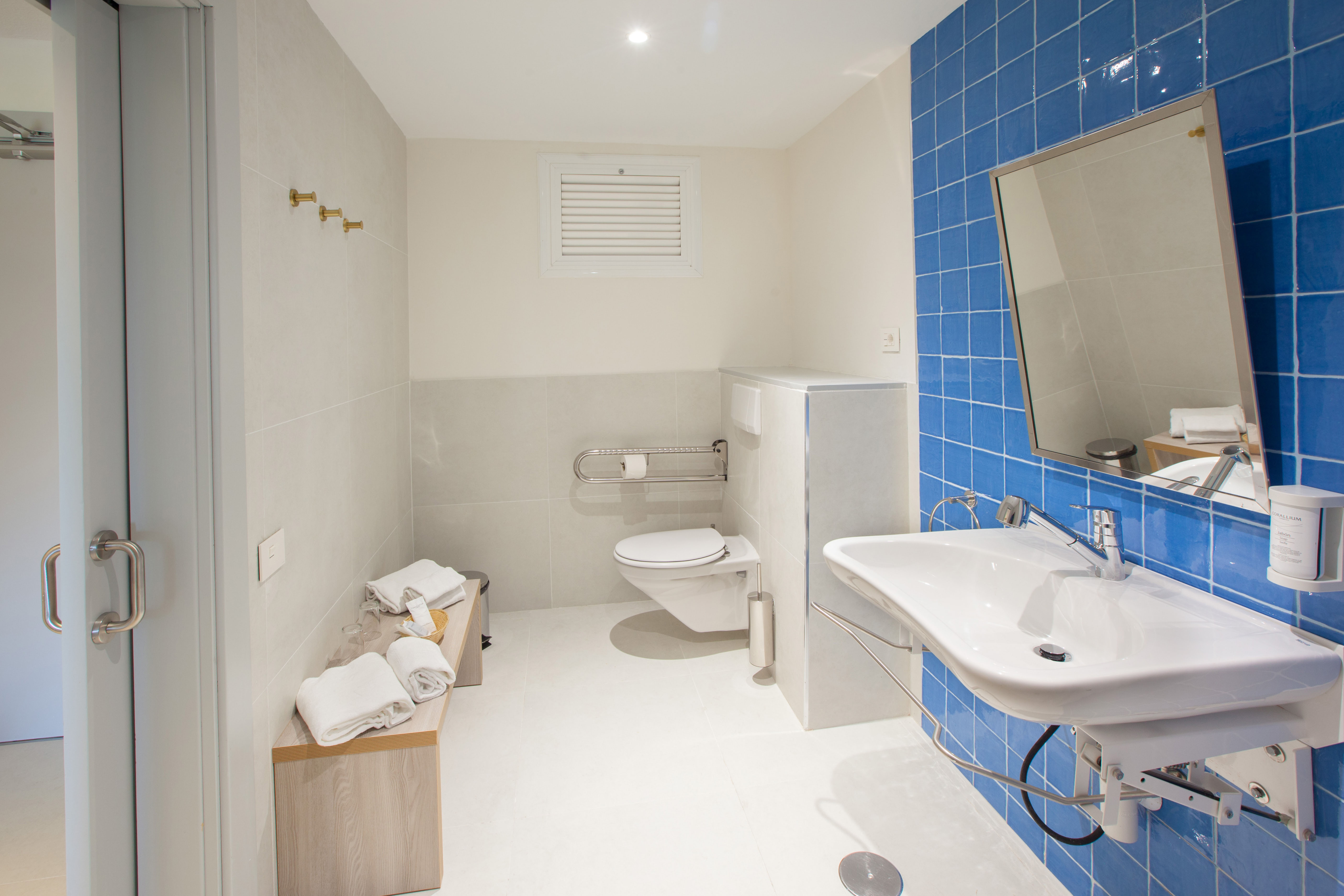 baño habitación doble estándar corallium dunamar by lopesan hotels