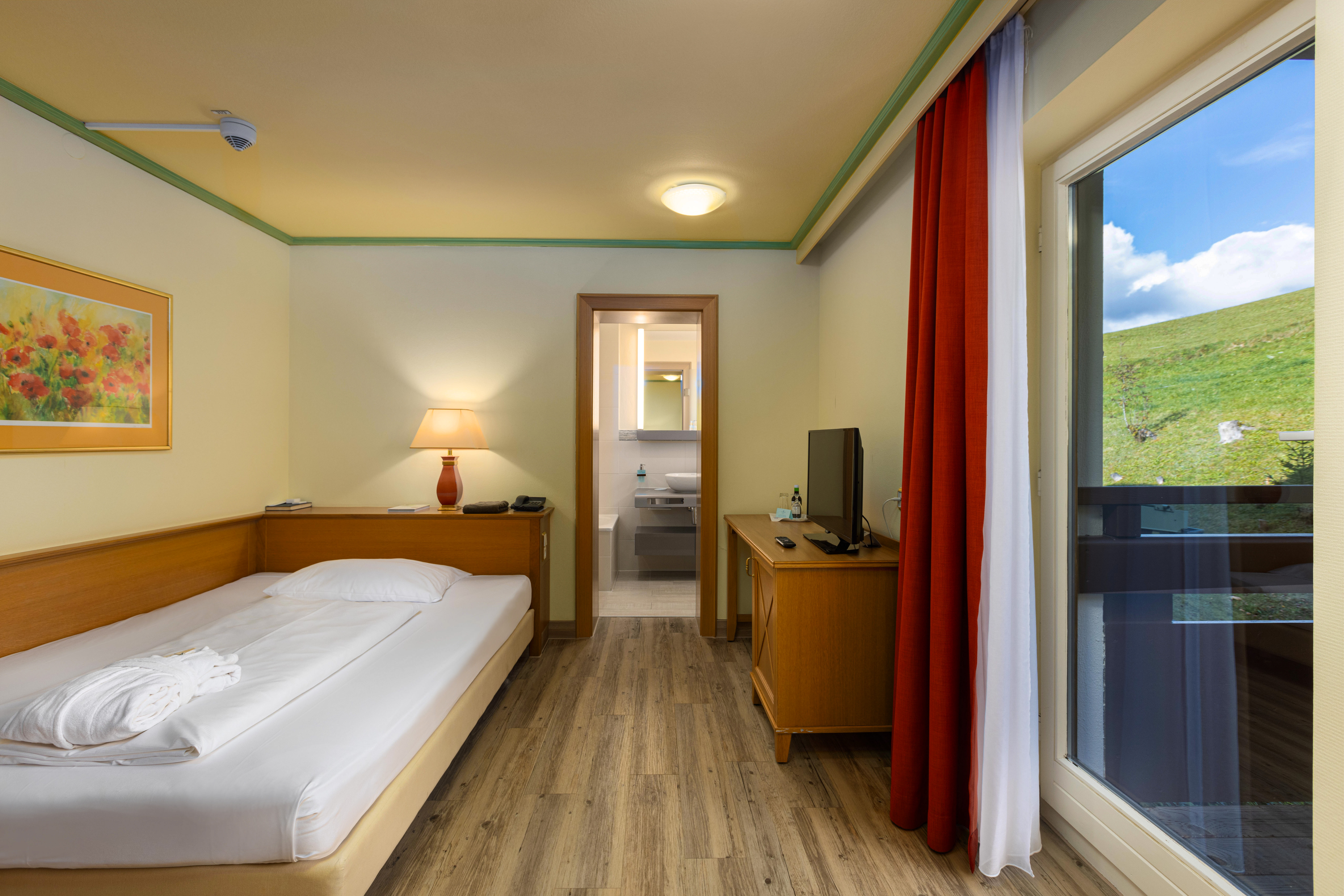 terraza habitación individual grand lit hotel ifa alpenhof wildental