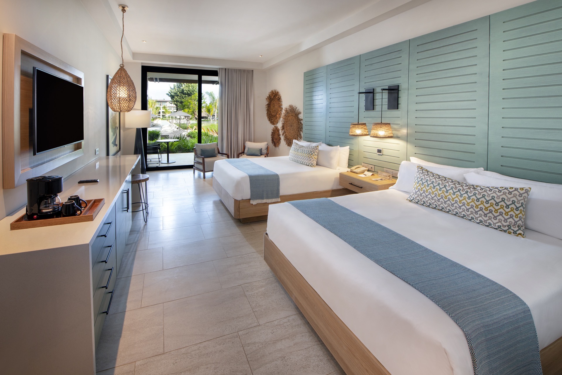 cama resort queen pool view junior suite lopesan costa bavaro resort spa & casino