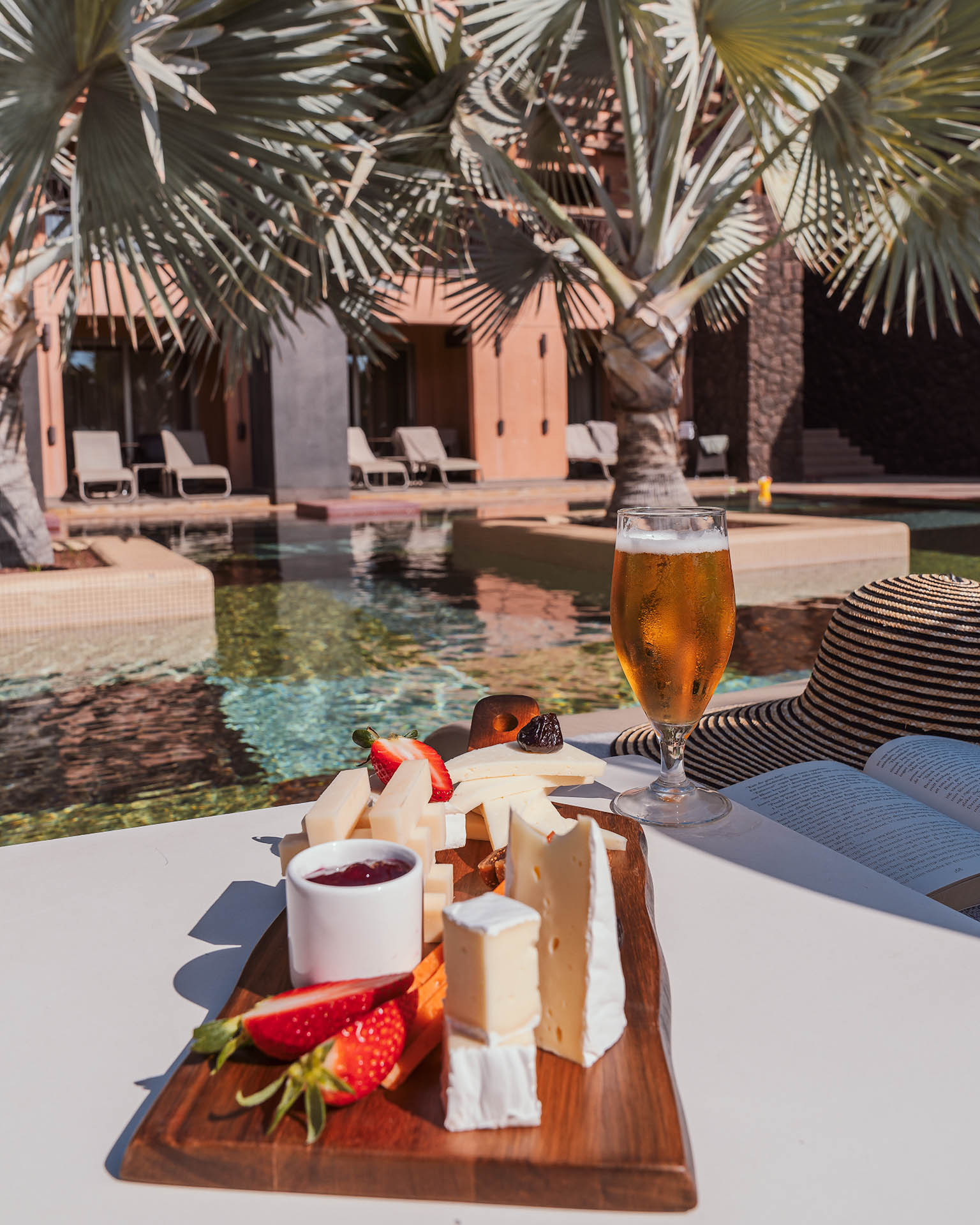 servicio de bar en las piscinas lopesan baobab resort