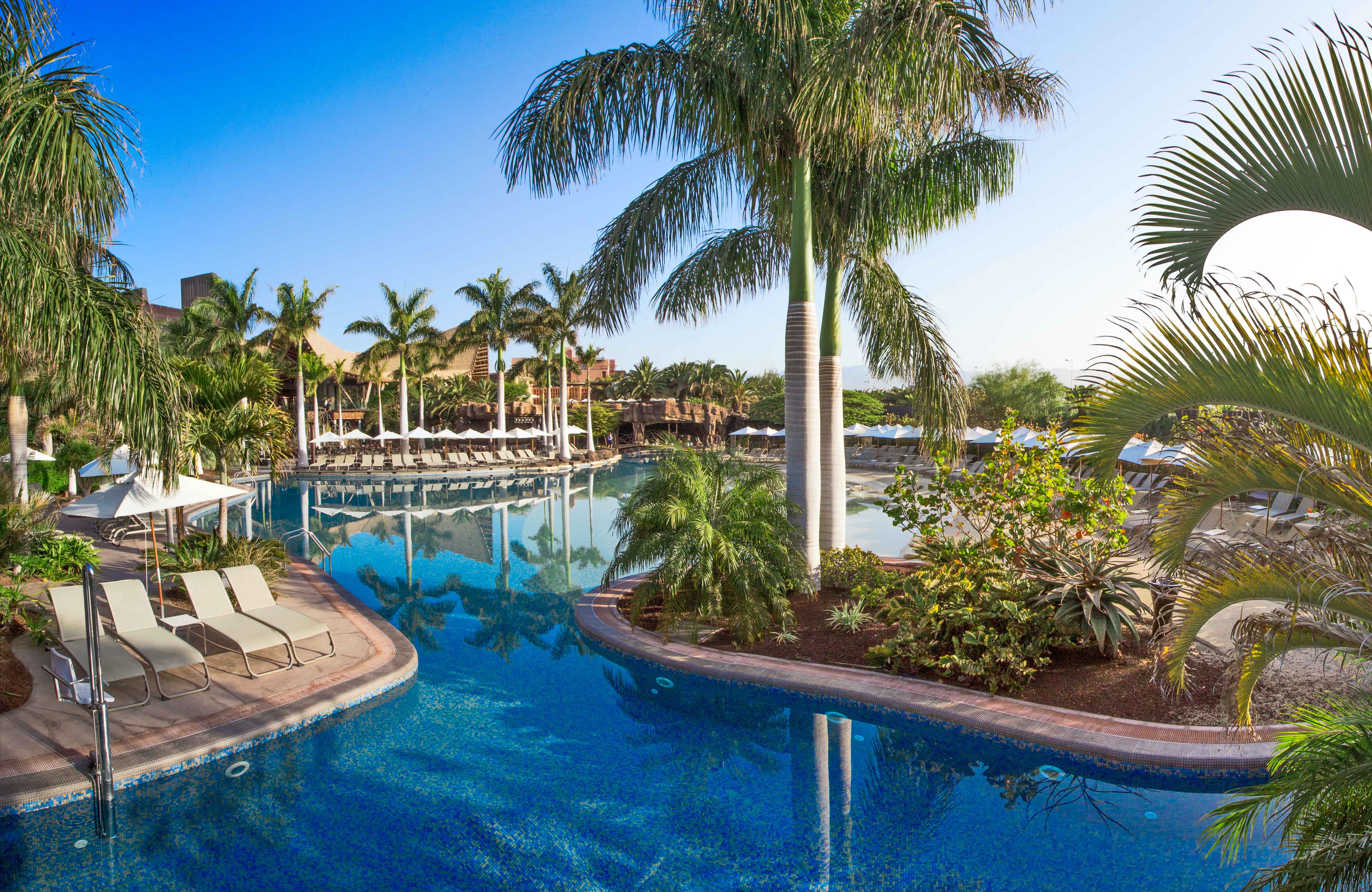 zona relax en las piscinas lopesan baobab resort