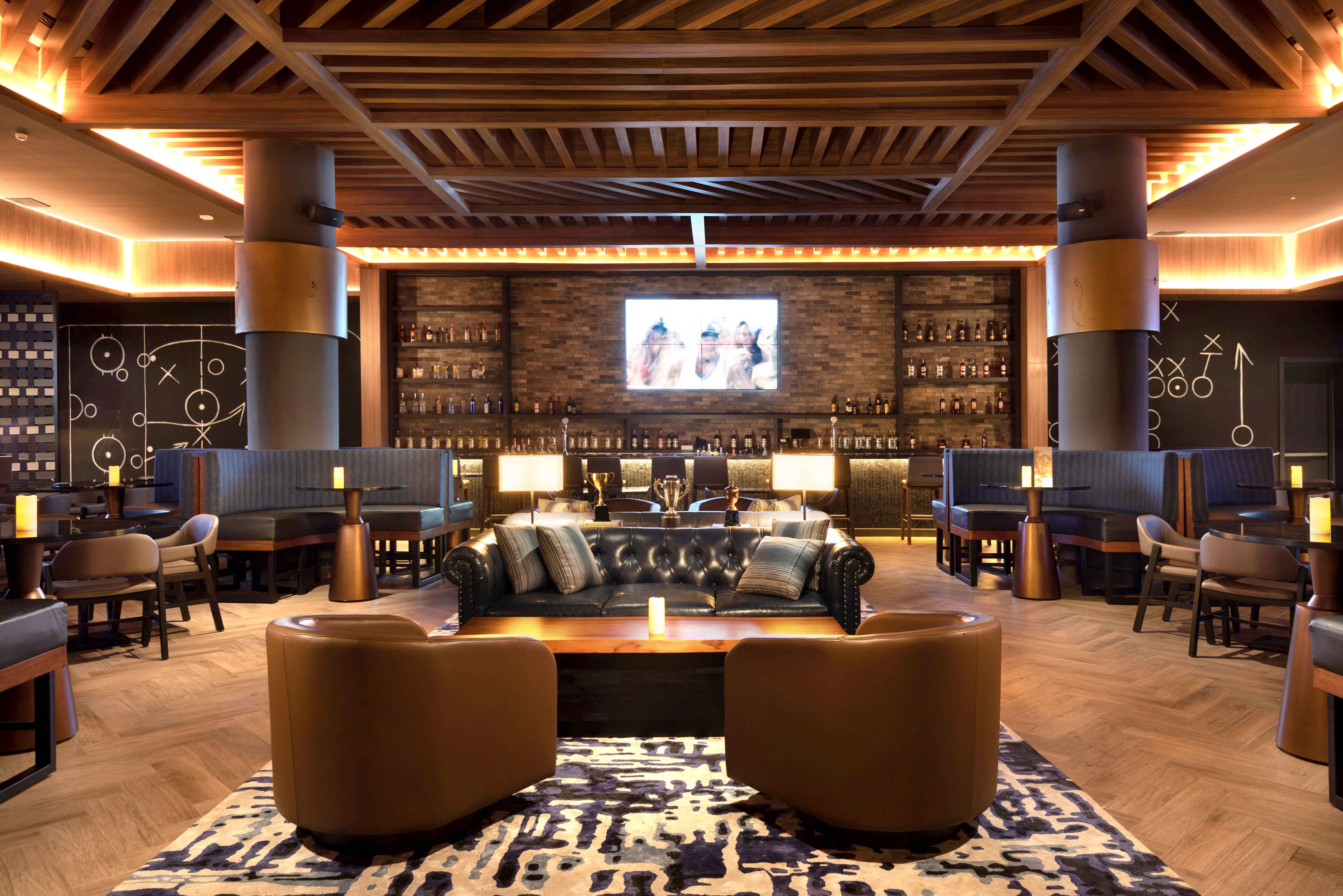 Sports Bar con pantallas y ambiente deportivo en Punta Cana