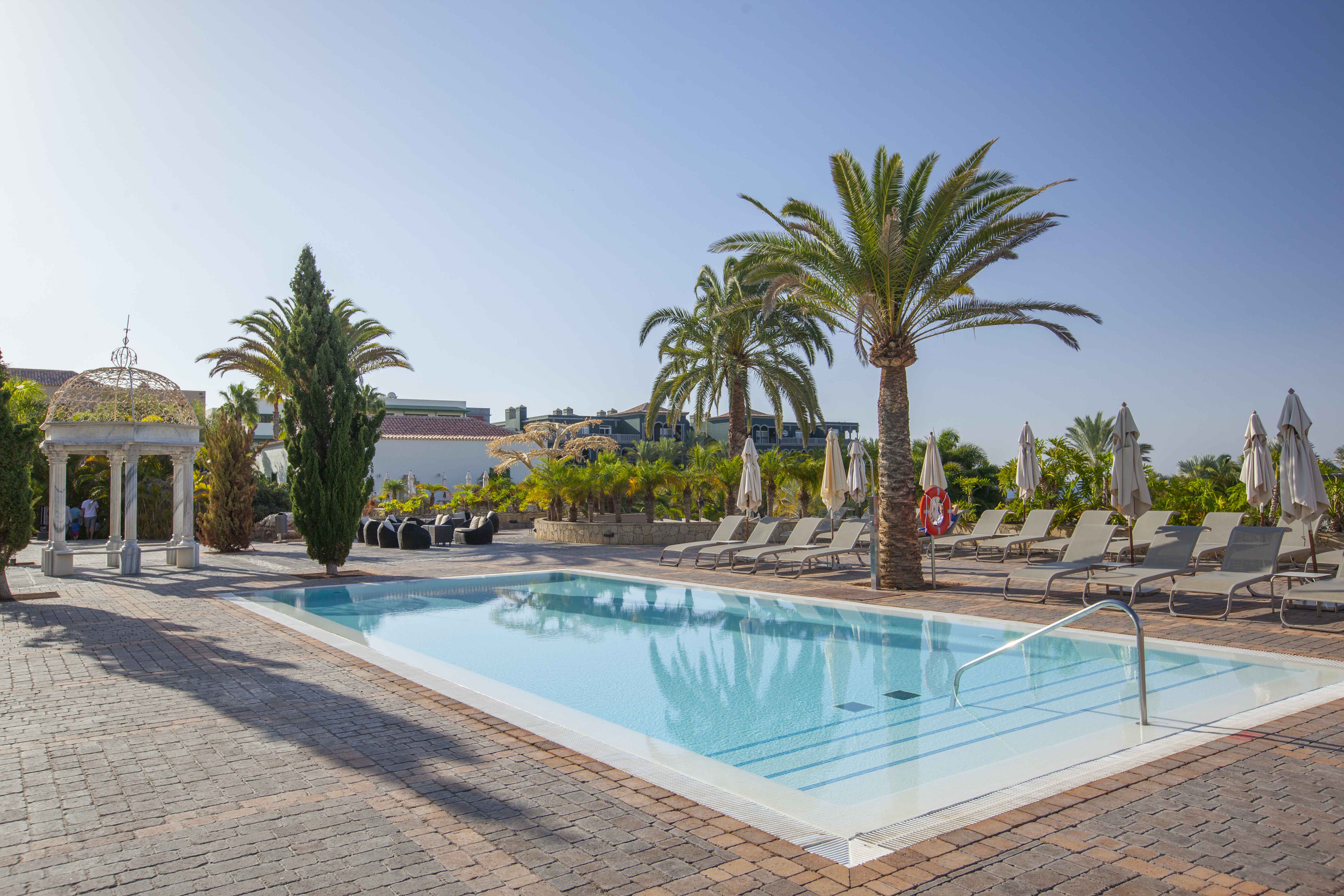 zona hamacas piscina arcos lopesan villa del conde resort & thalasso