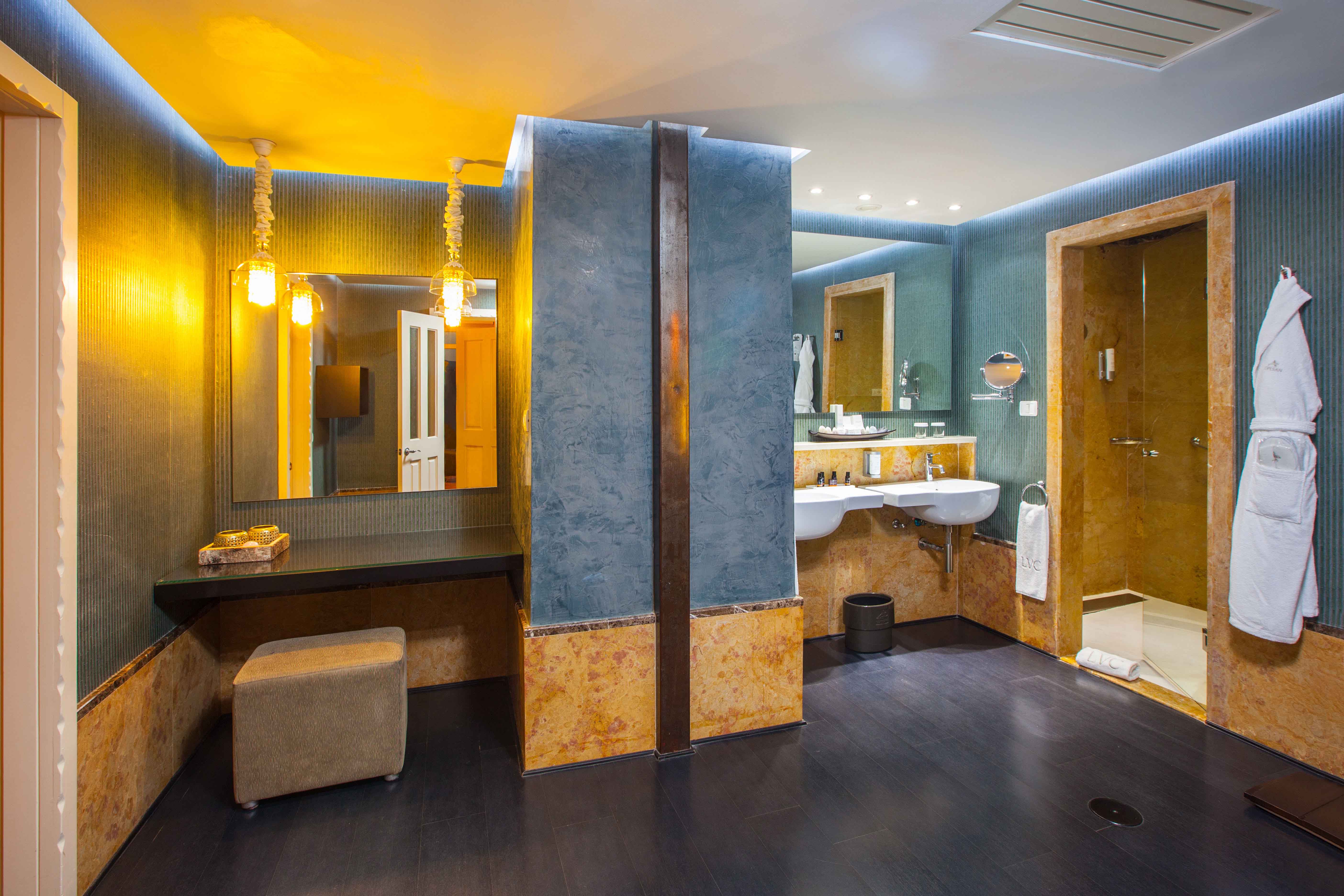 baño superior suite hotel lopesan villa del conde