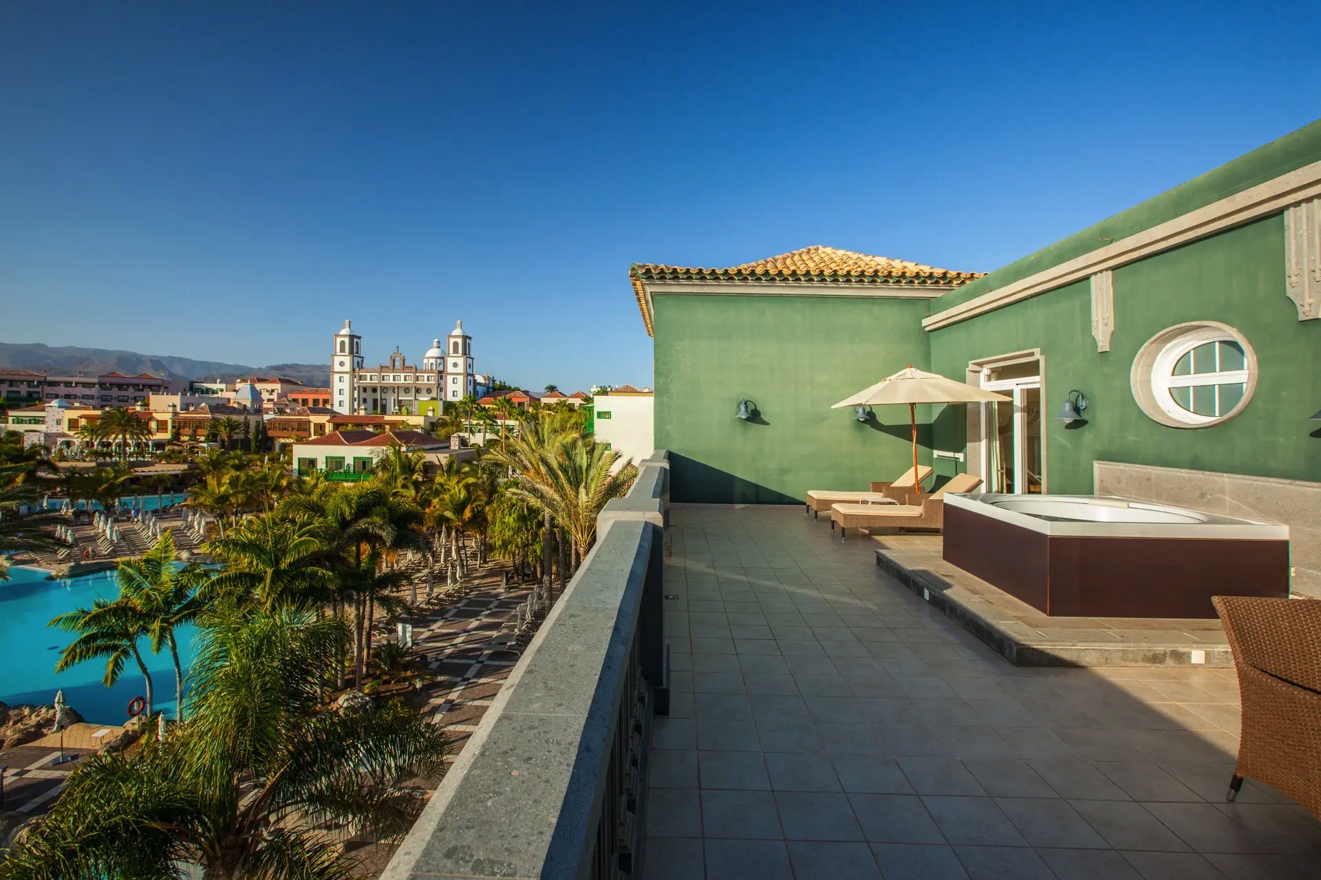 terraza superior suite hotel lopesan villa del conde
