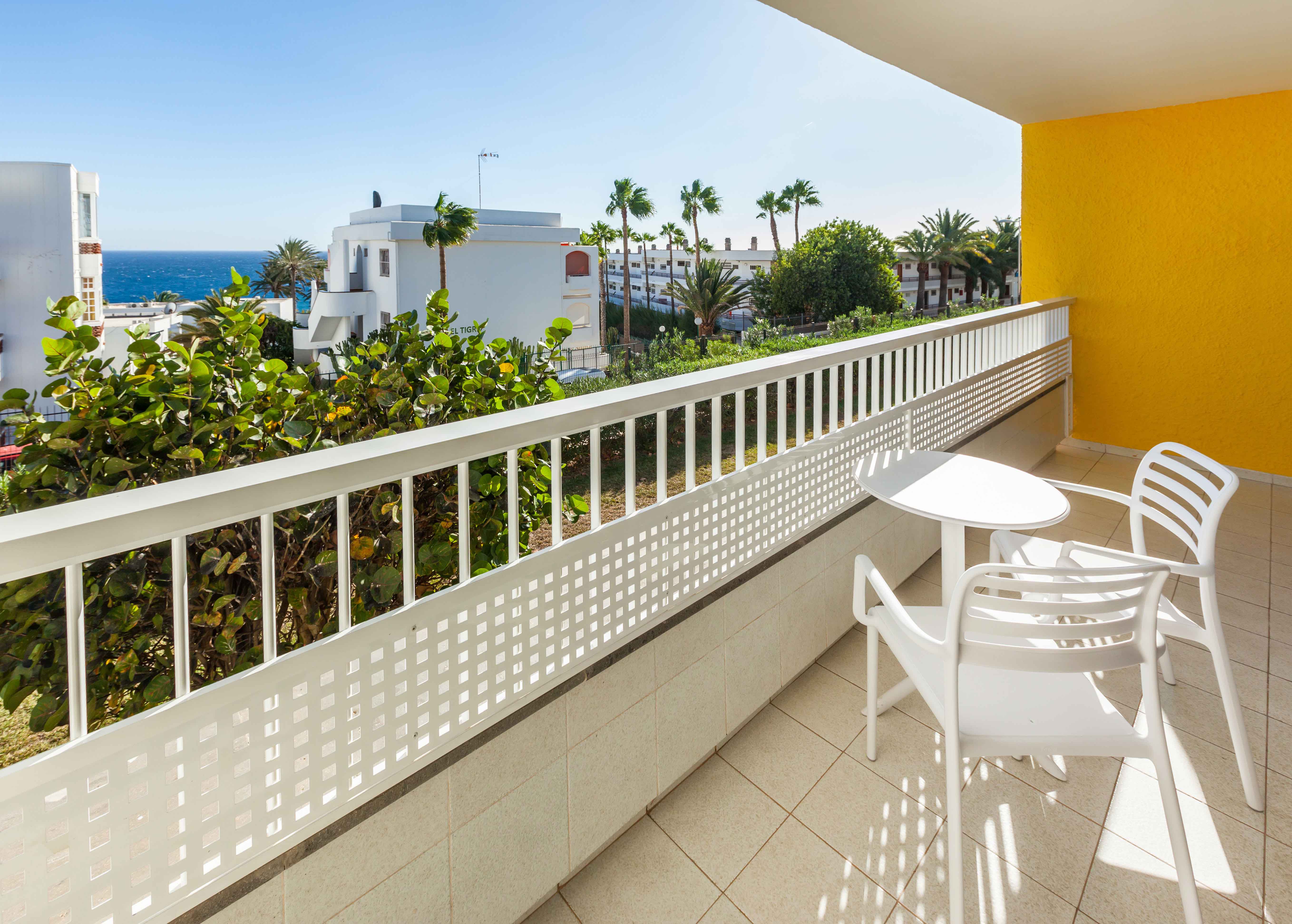 terraza habitación doble familiar adaptada abora interclub atlantic