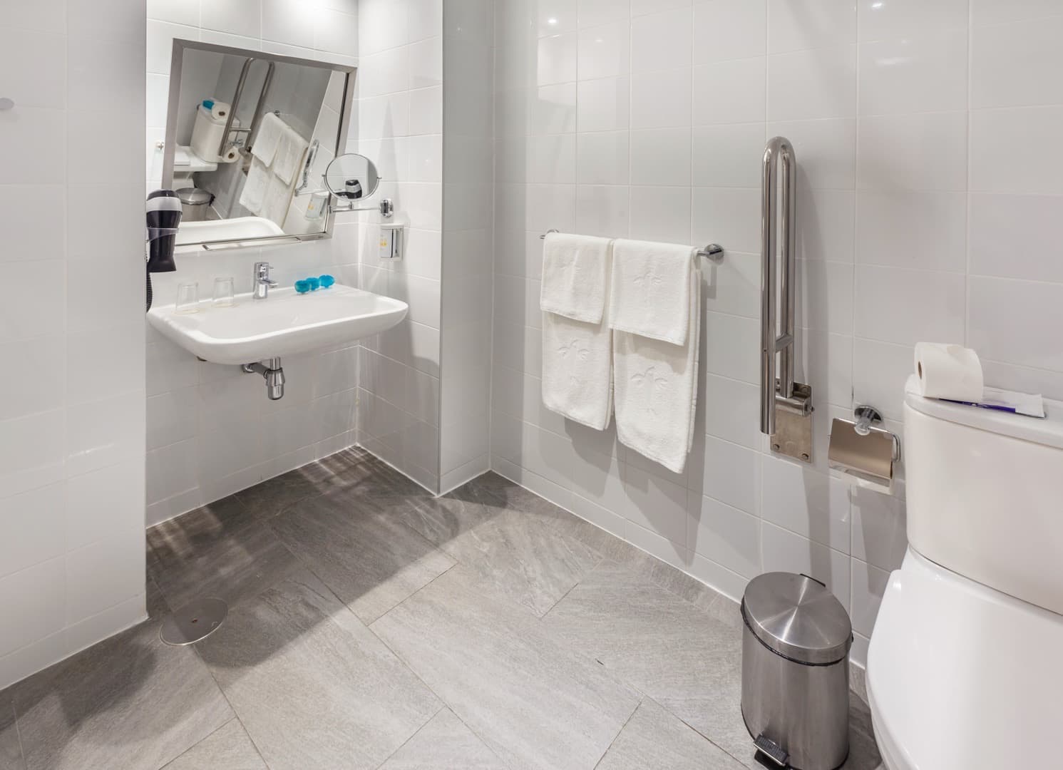 baño habitación doble estandar adaptada abora continental by lopesan hotels